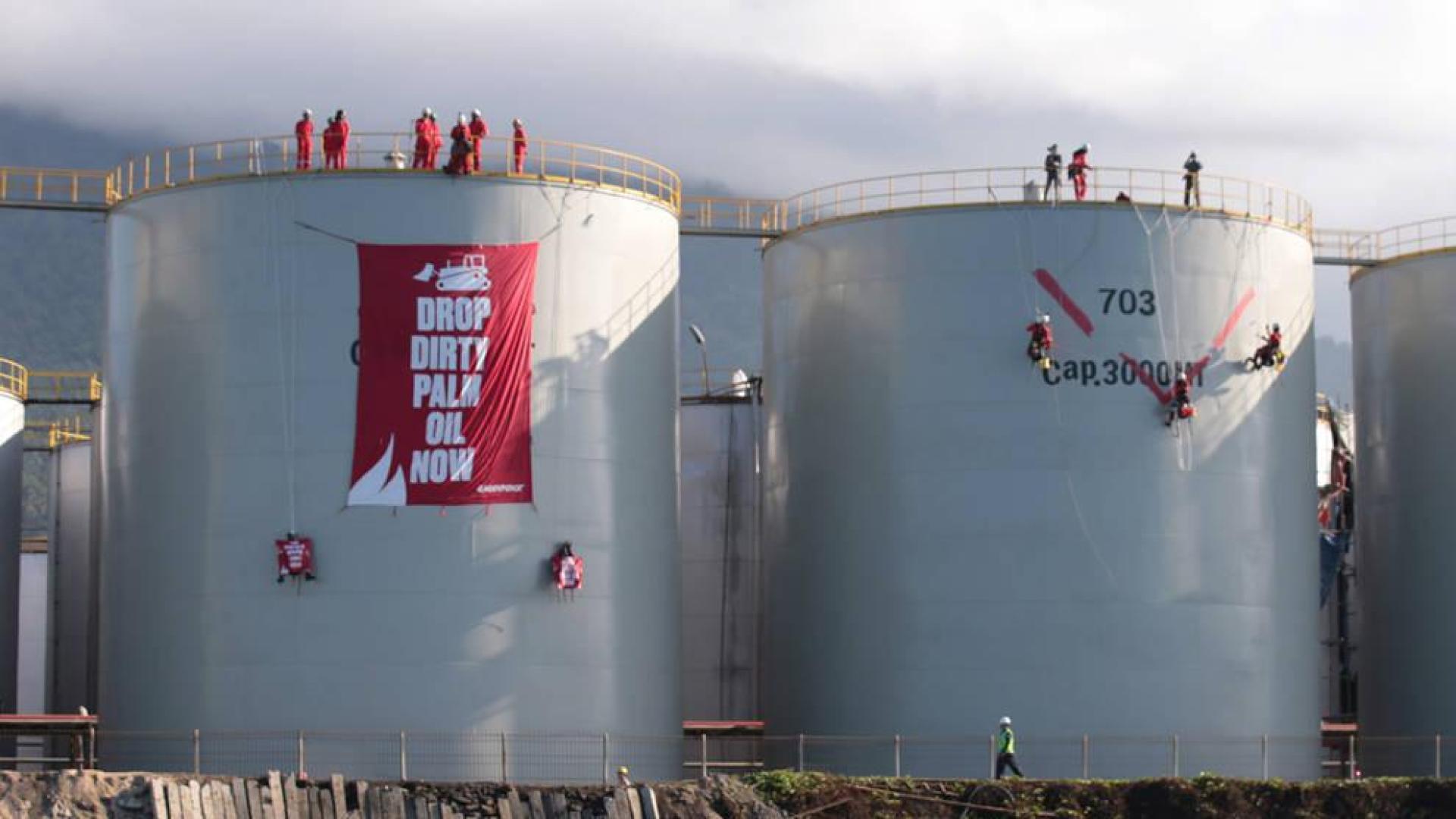 Greenpeace ocupa una refinería de aceite de palma en Indonesia