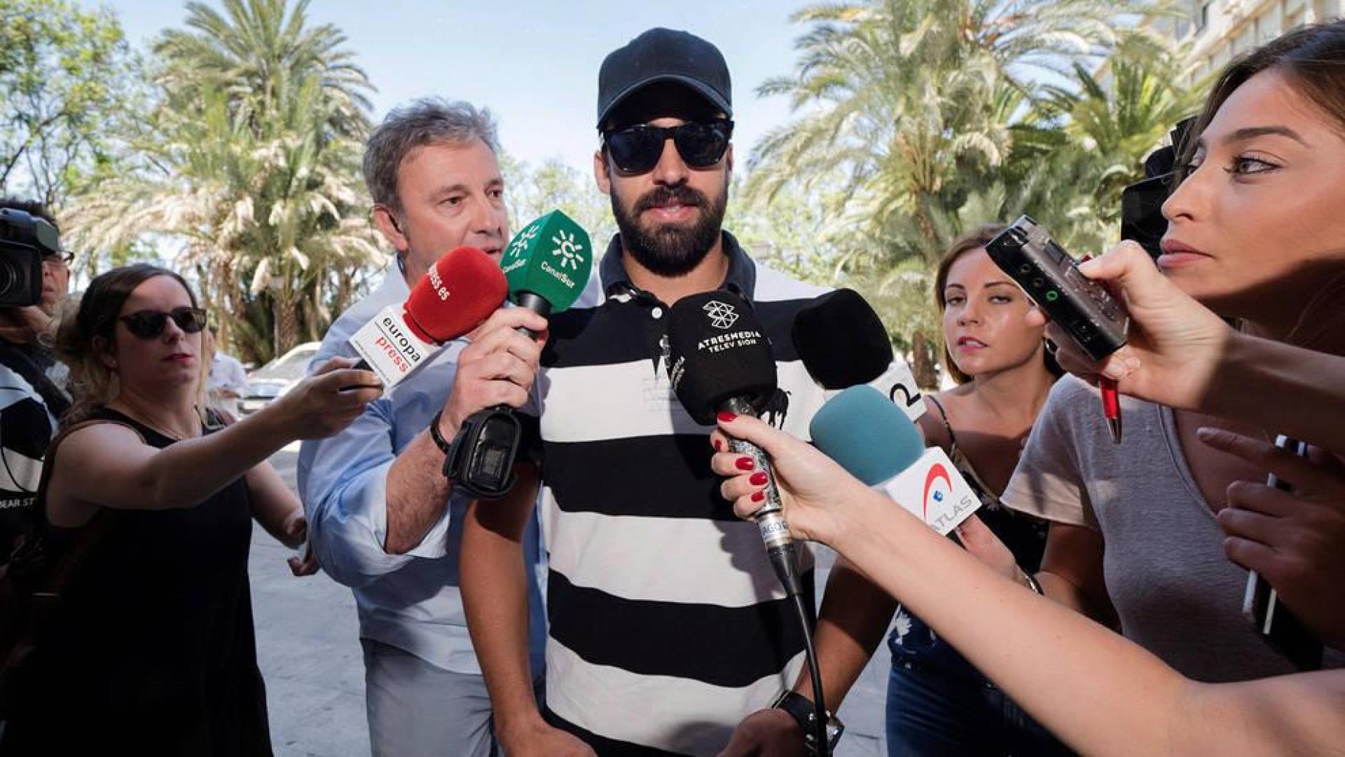 El guardia civil de La Manada llega a la Audiencia de Sevilla para la vista por su libertad condicional