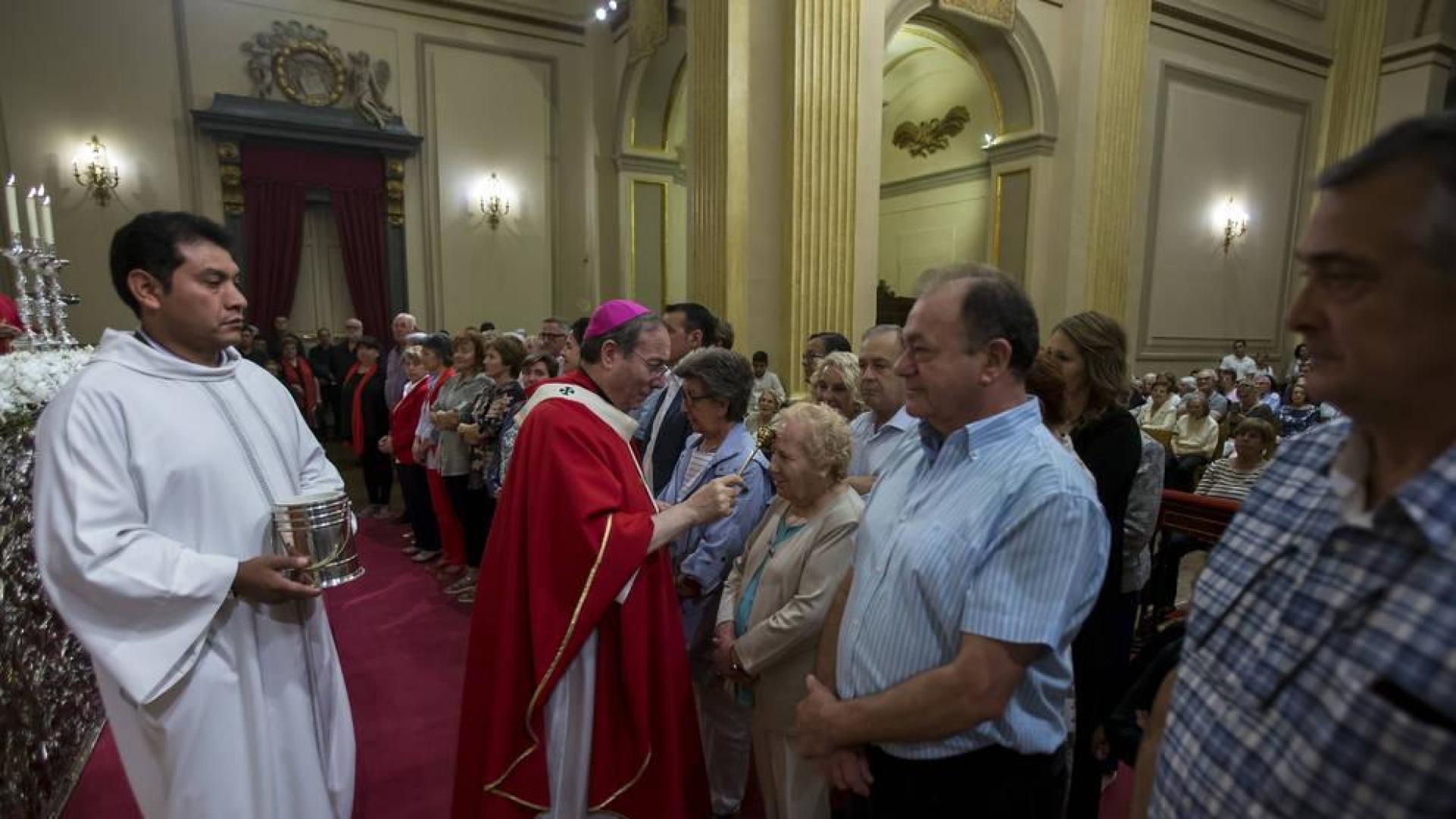 La misa por el martirio de San Fermín acoge a 60 nuevos cofrades