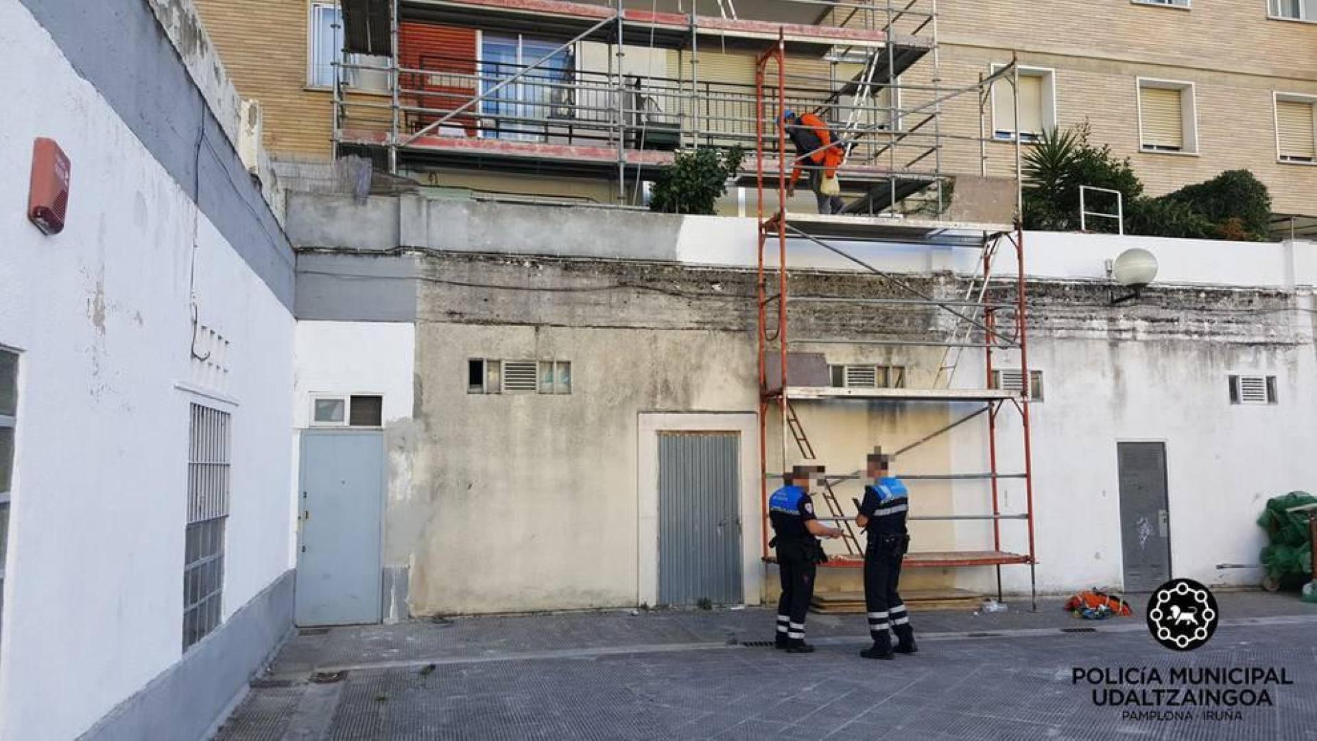 Herido un joven de 27 años al caer desde 5 metros en Pamplona