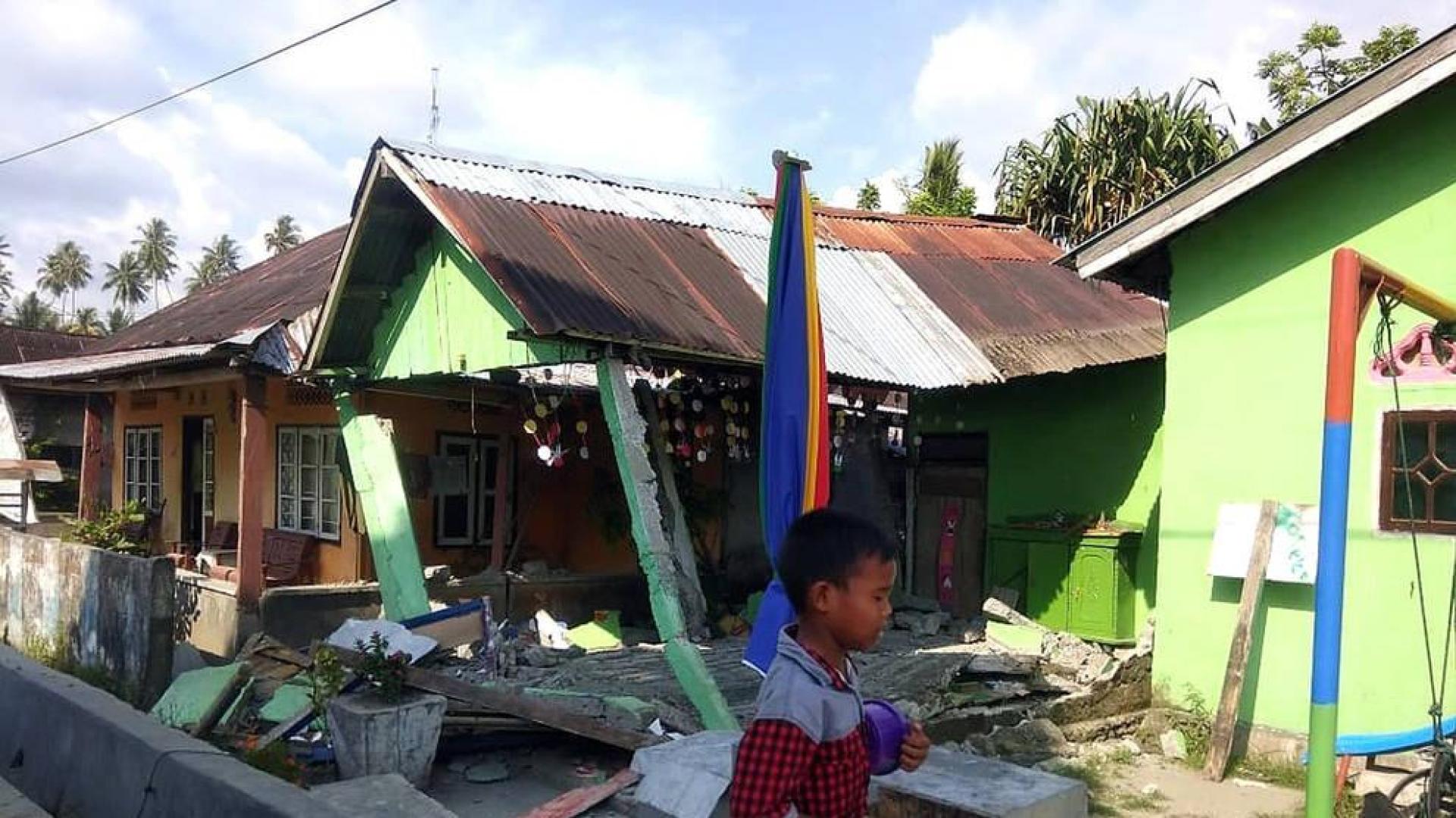 Un tsunami azota una ciudad de Indonesia tras un terremoto de 7,5 grados