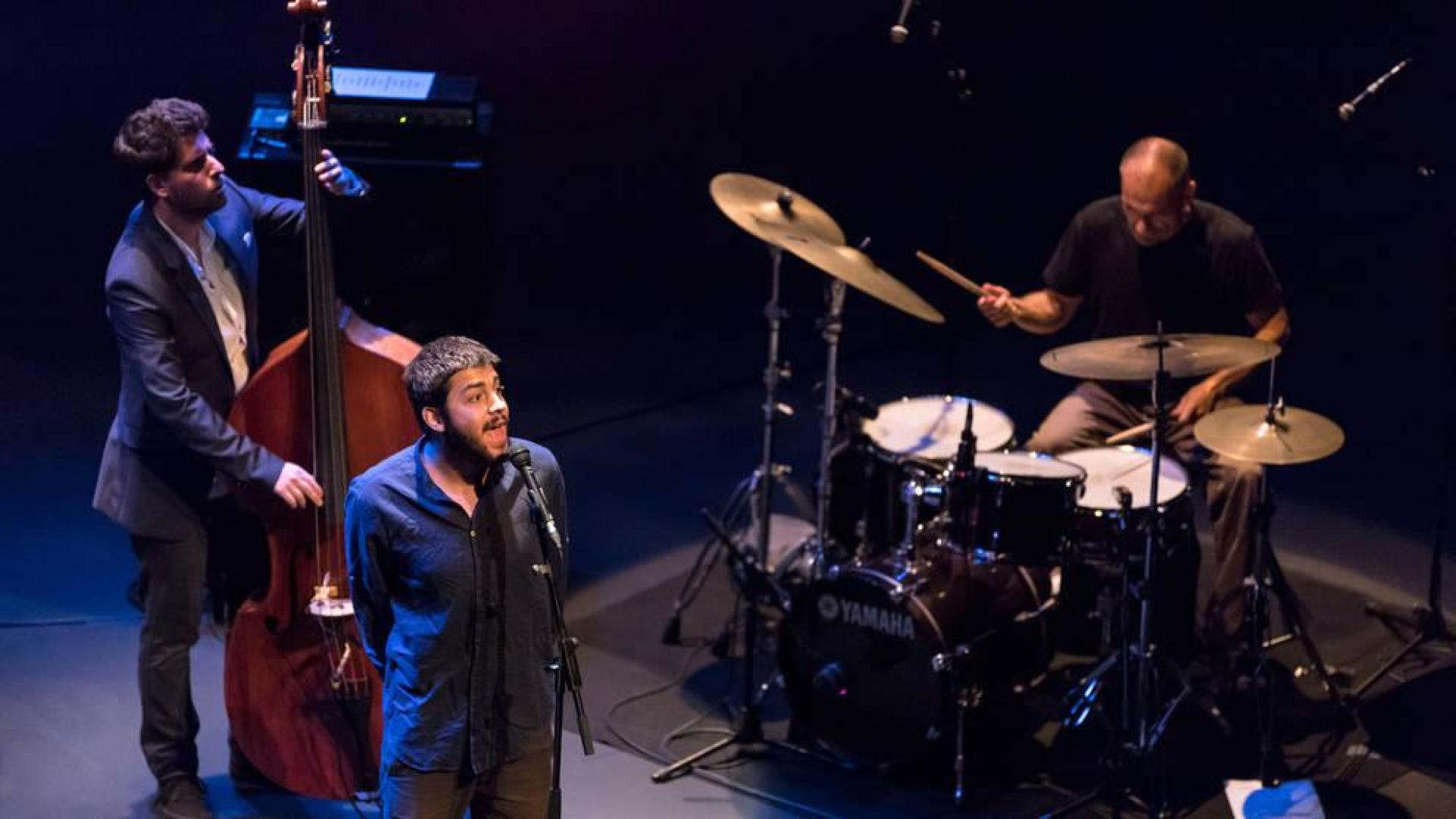 Salvador Sobral transforma el teatro del MUN en un club de jazz