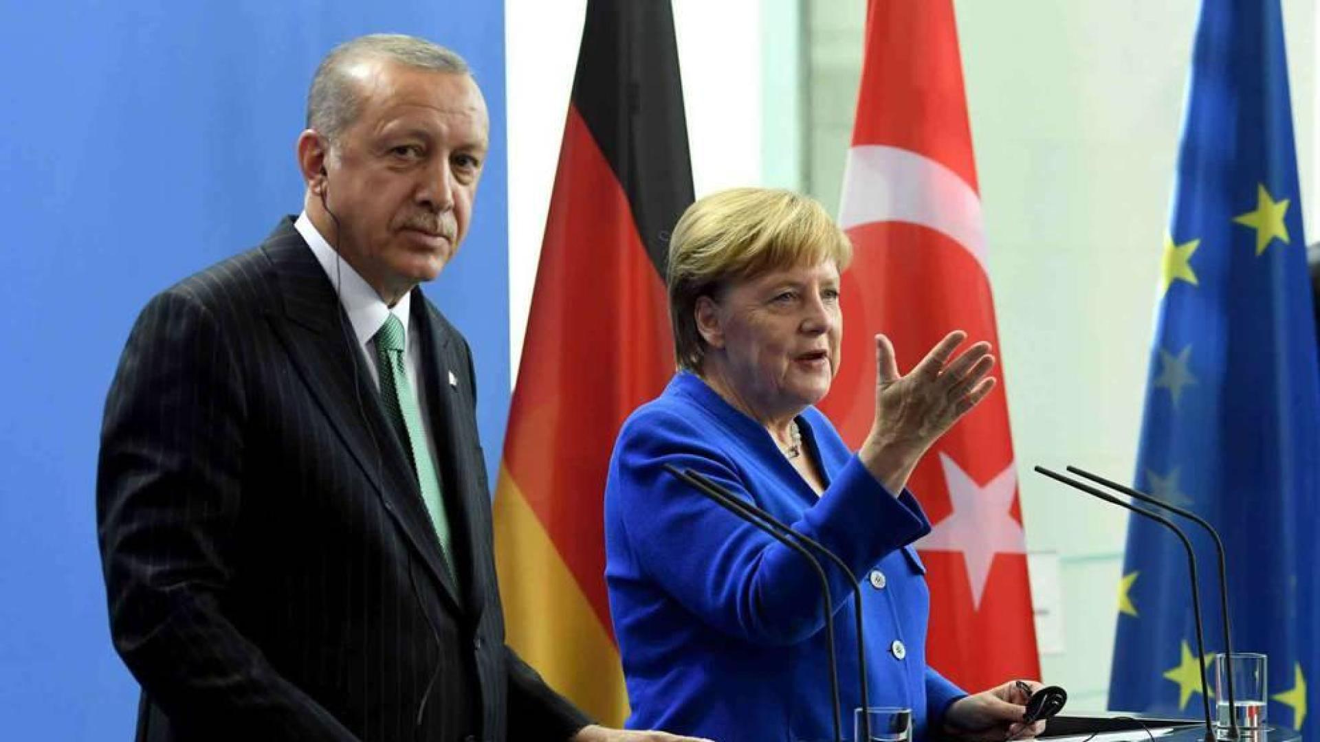 Merkel subraya sus "profundas diferencias" con Erdogan tras su reunión bilateral
