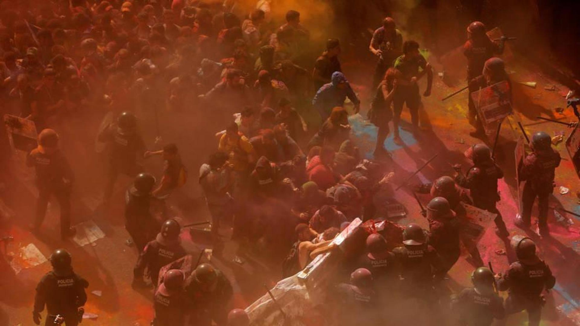 Los Mossos cargan contra los soberanistas tras lanzarles polvos de colores