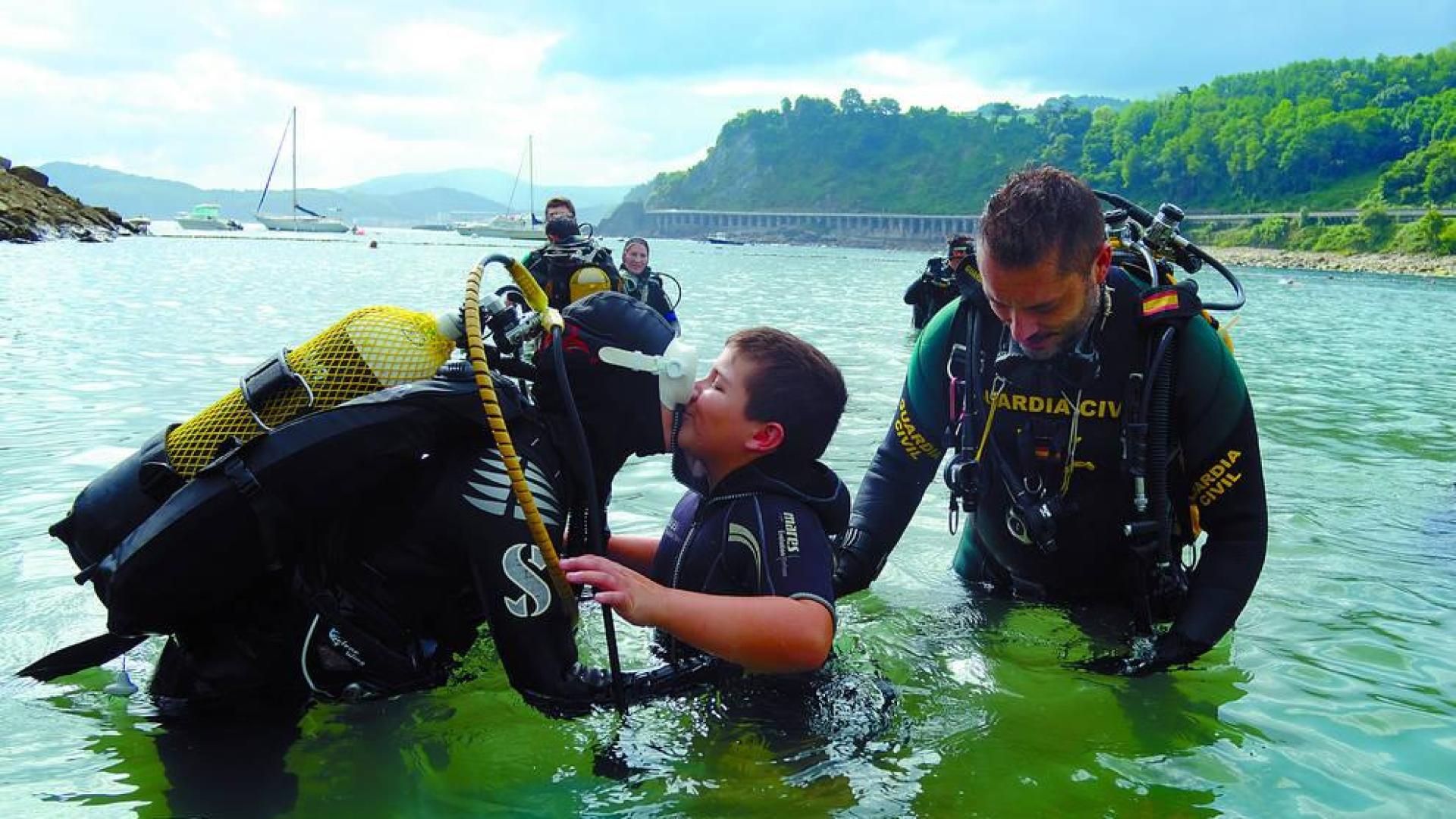 Dos niños protagonizan la última sesión de buceo adaptado en Getaría