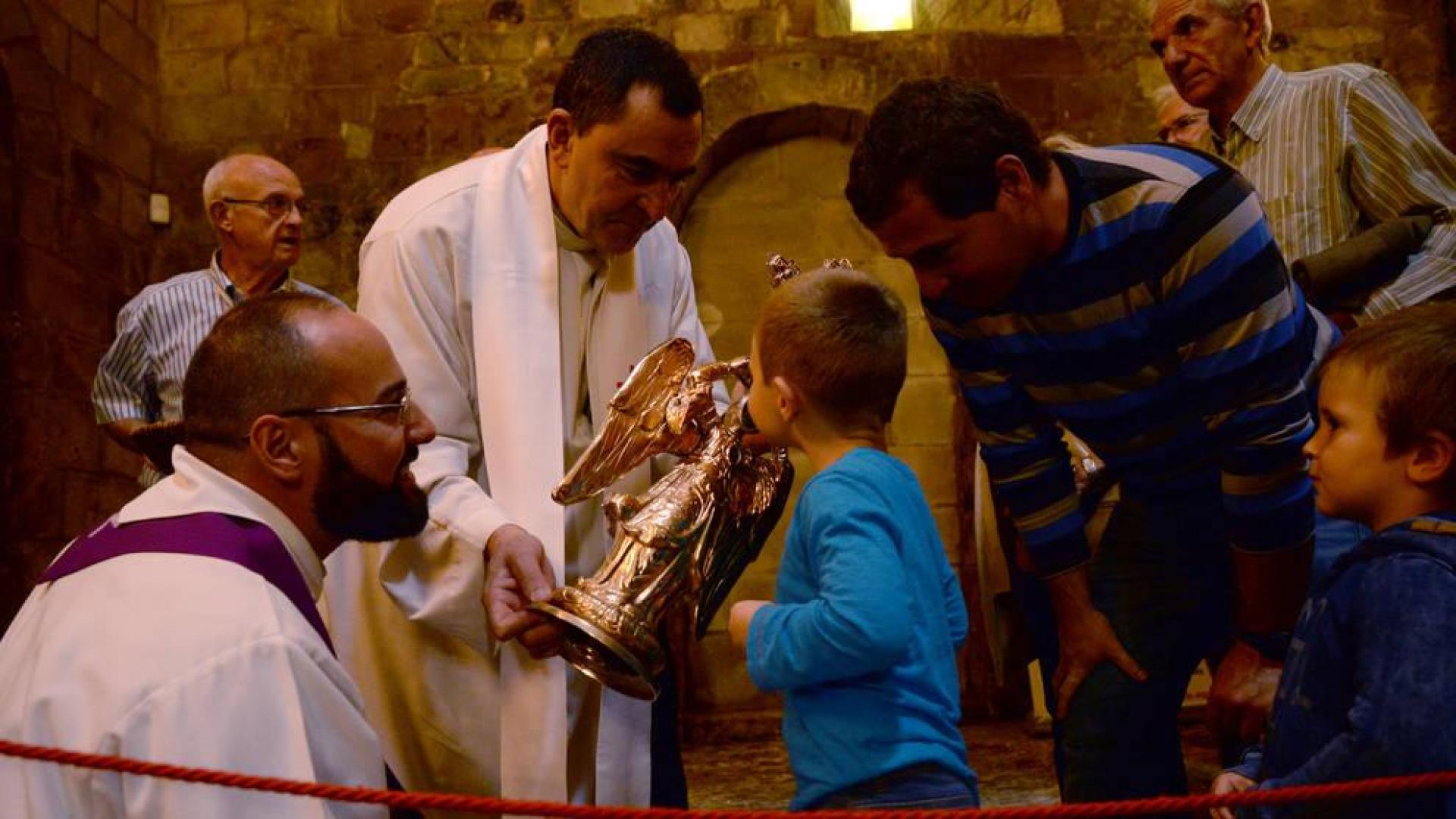 San Miguel vuelve a reunir a cientos de fieles en su santuario de Aralar
