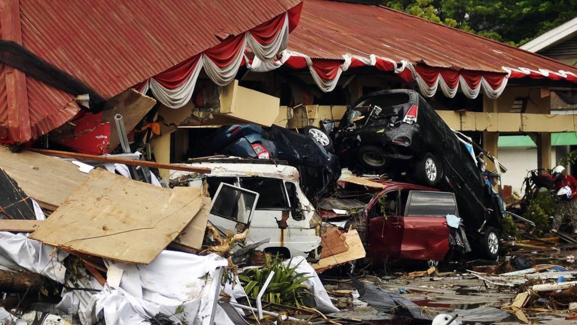 Los equipos de rescate siguen buscando supervivientes y atendiendo a los heridos en la isla indonesia de Célebes, afectada este viernes por un fuerte terremoto seguido de un inesperado tsunami, que han dejado más de 800 muertos.