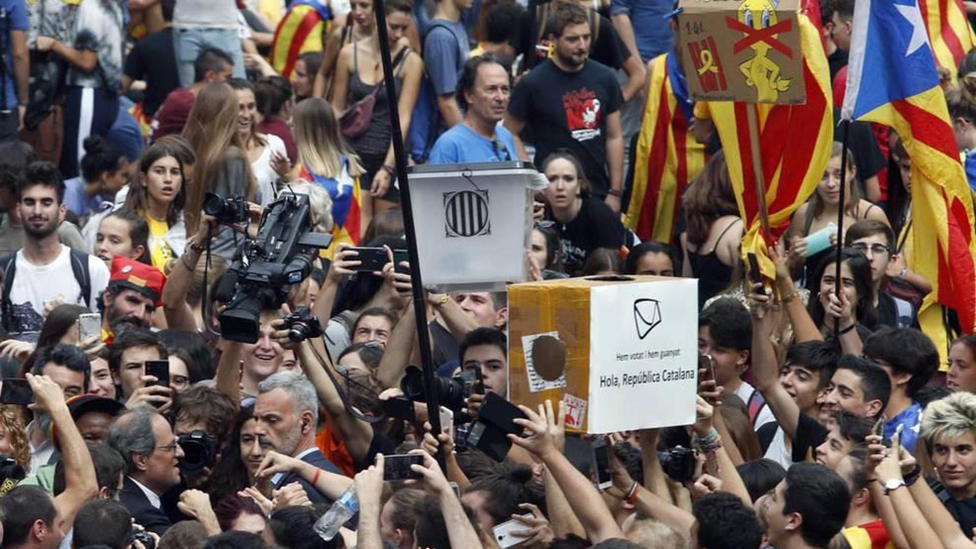 Miles de estudiantes se manifiestan en Barcelona para pedir la validez del 1-O