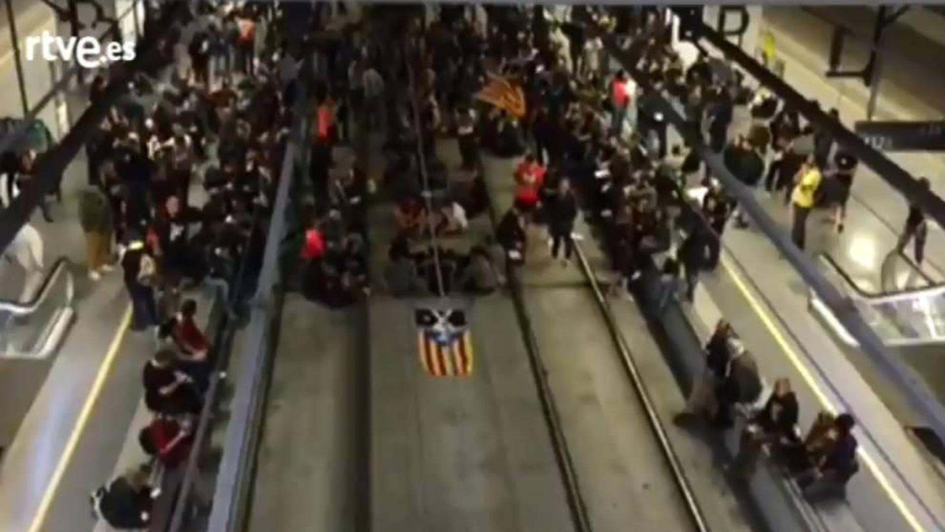 Cientos de miembros de los CDR cortan las vías del AVE en la estación de Girona