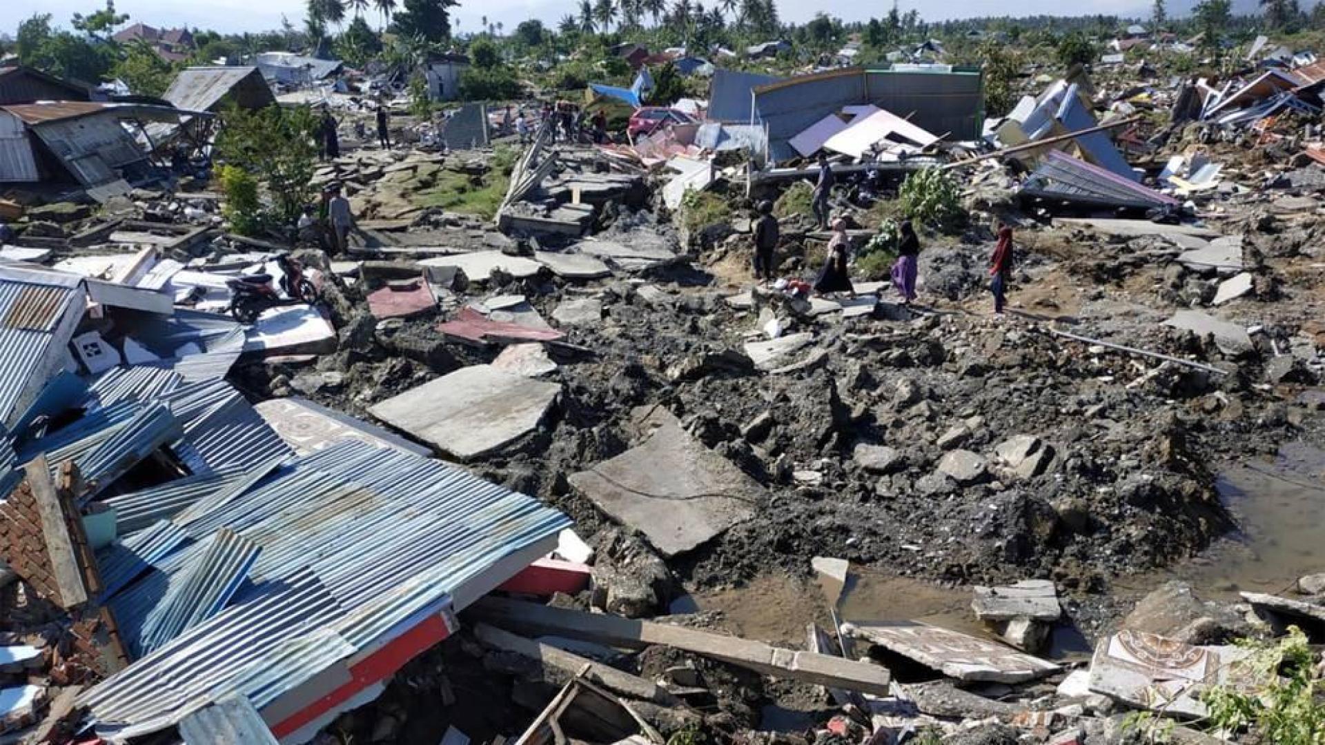 Los equipos de rescate siguen buscando supervivientes y atendiendo a los heridos en la isla indonesia de Célebes, afectada este viernes por un fuerte terremoto seguido de un inesperado tsunami, que han dejado más de 800 muertos.