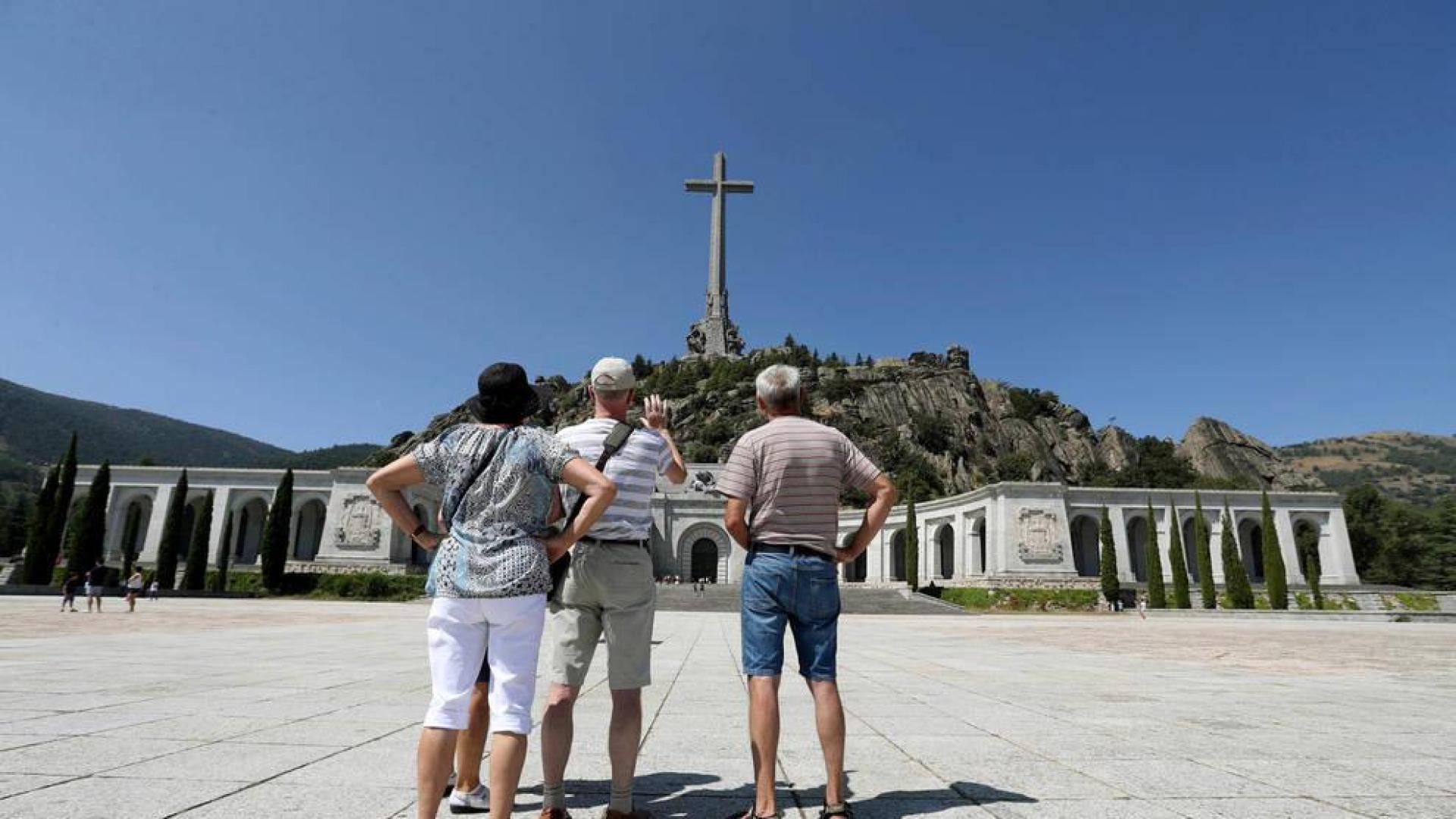 La Fundación Francisco Franco anuncia acciones legales para impedir la exhumación del dictador.