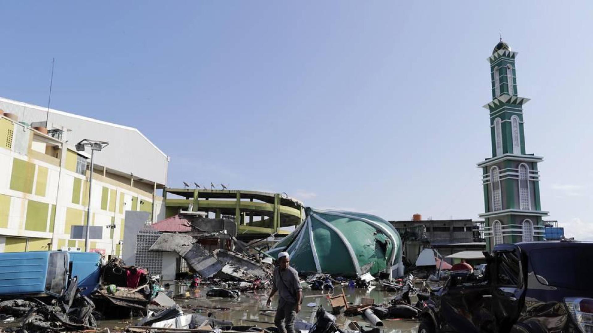 Los equipos de rescate siguen buscando supervivientes y atendiendo a los heridos en la isla indonesia de Célebes, afectada este viernes por un fuerte terremoto seguido de un inesperado tsunami, que han dejado más de 800 muertos.