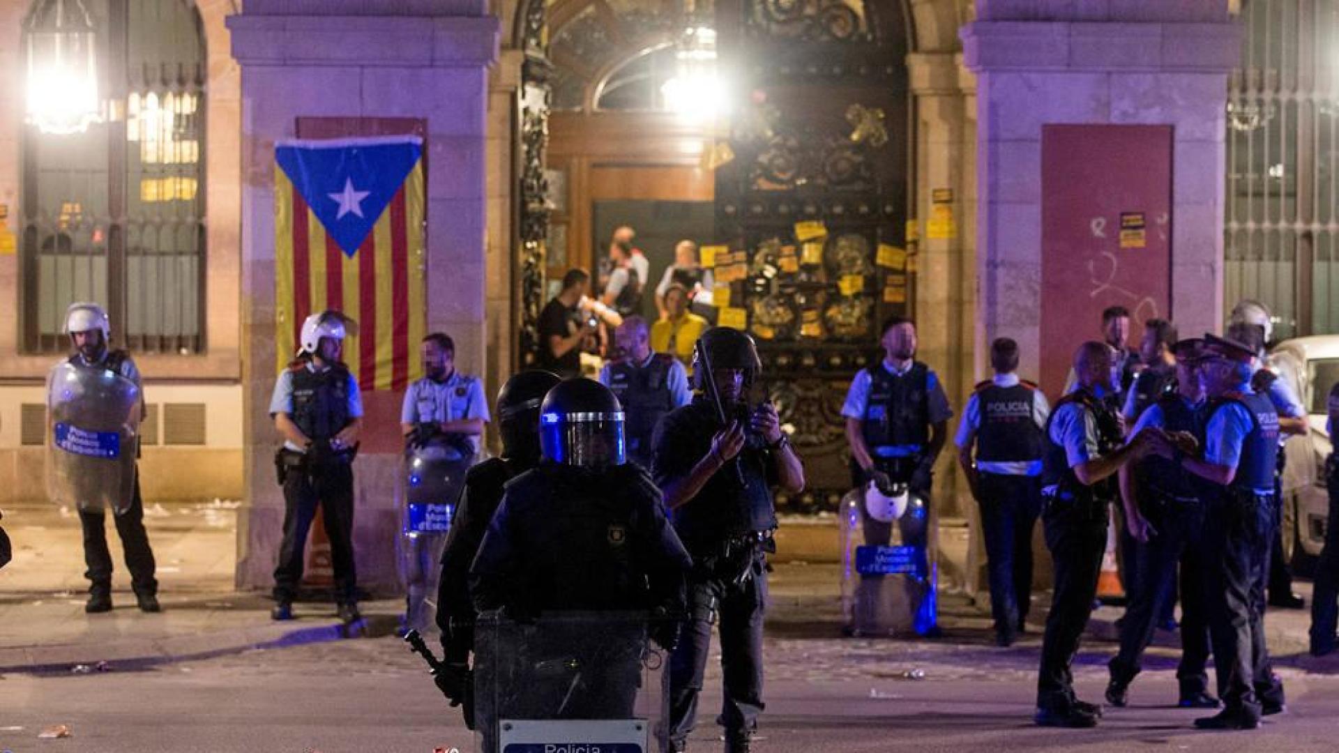 Los Mossos impiden con cargas el asalto de los radicales al Parlament