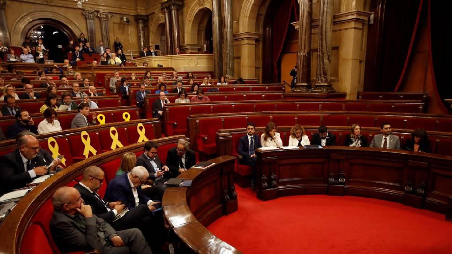 El Parlament no suspende a los diputados procesados pero avala que deleguen