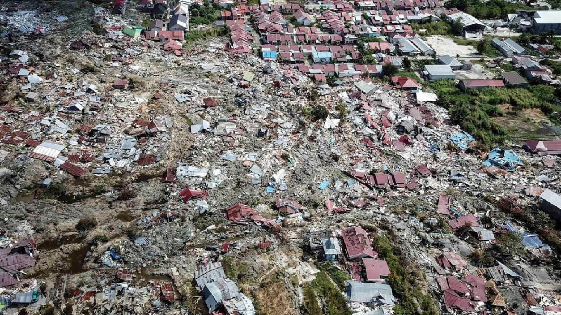 Los muertos por los terremotos y el tsunami en la isla Célebes superan los 1.400