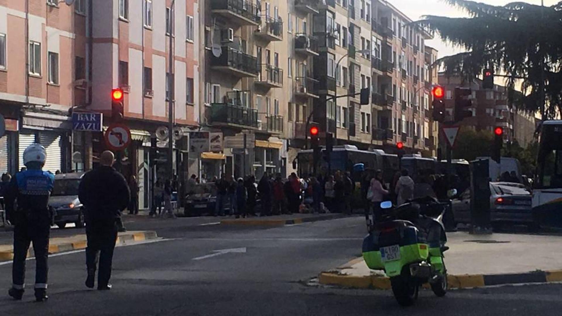 Protestas y muestras de dolor en el lugar del atropello mortal del niño de 4 años en Pamplona