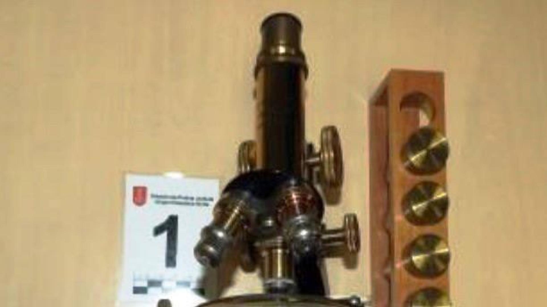 Intenta vender por Internet un microscopio robado de su antiguo colegio en Pamplona