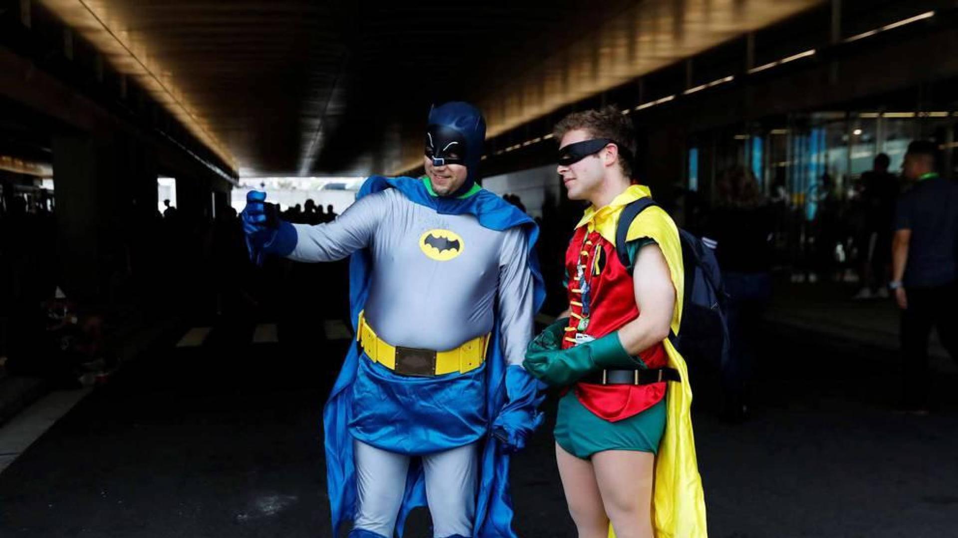 La locura por el cómic y la ficción se desató este jueves en la Gran Manzana en la primera de las cuatro jornadas del Comic Con de Nueva York, un evento que atrae de cientos de miles de seguidores, así como estrellas de la televisión y el cine y las principales editoriales y productoras del género.