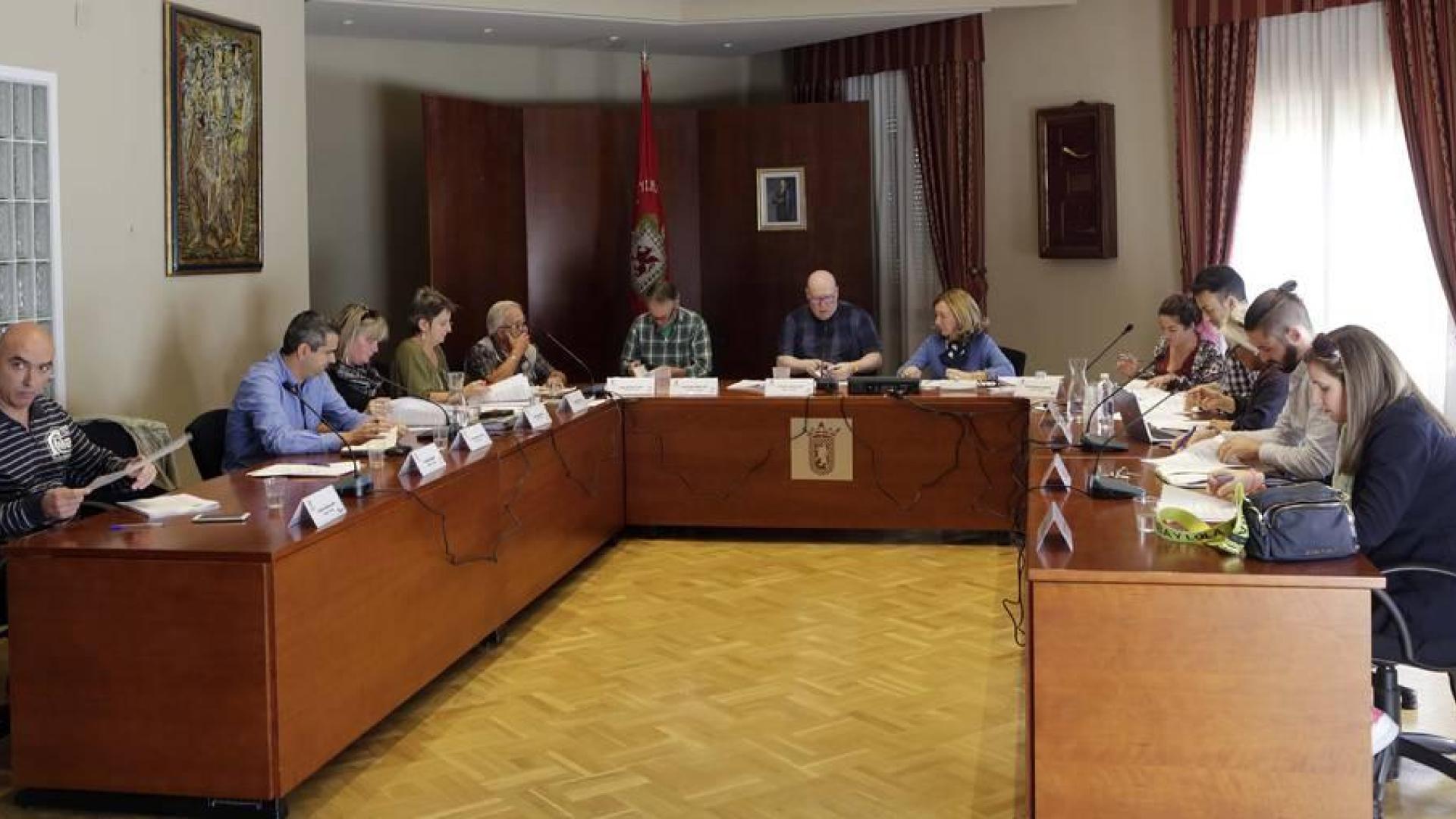 Anuncian que estudian un plan para el spa y la pista de hielo de Huarte