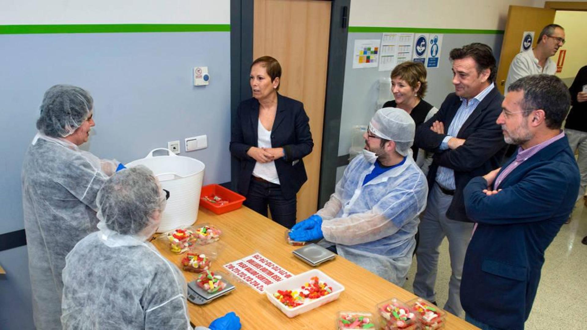 La presidenta del Gobierno de Navarra y el vicepresidente conversan con varios trabajadores de Elkarkide.