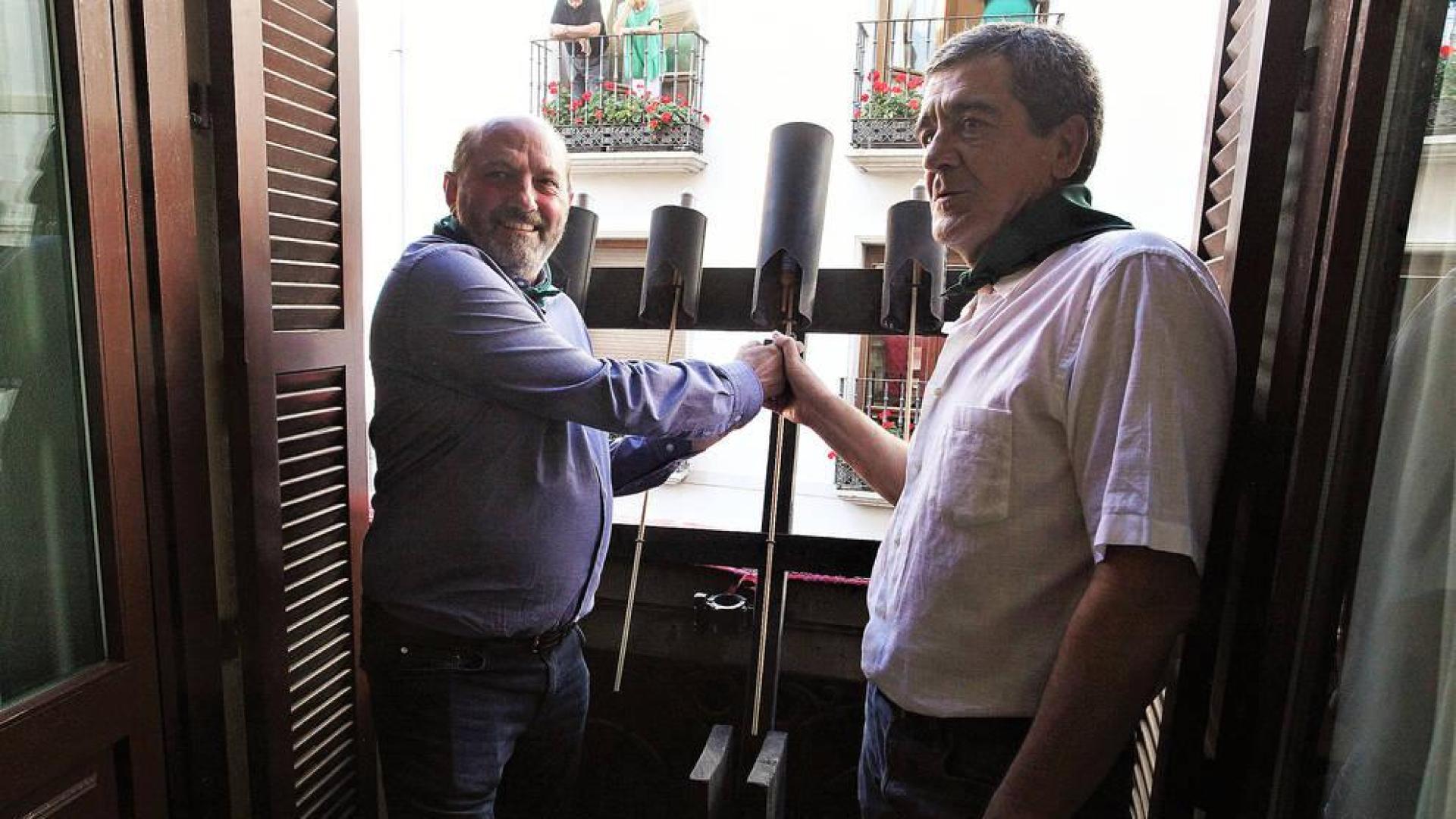 Marino Oscoz y Luis Javier Echeverría prendieron la mecha del cohete representando al conjunto deportivo
