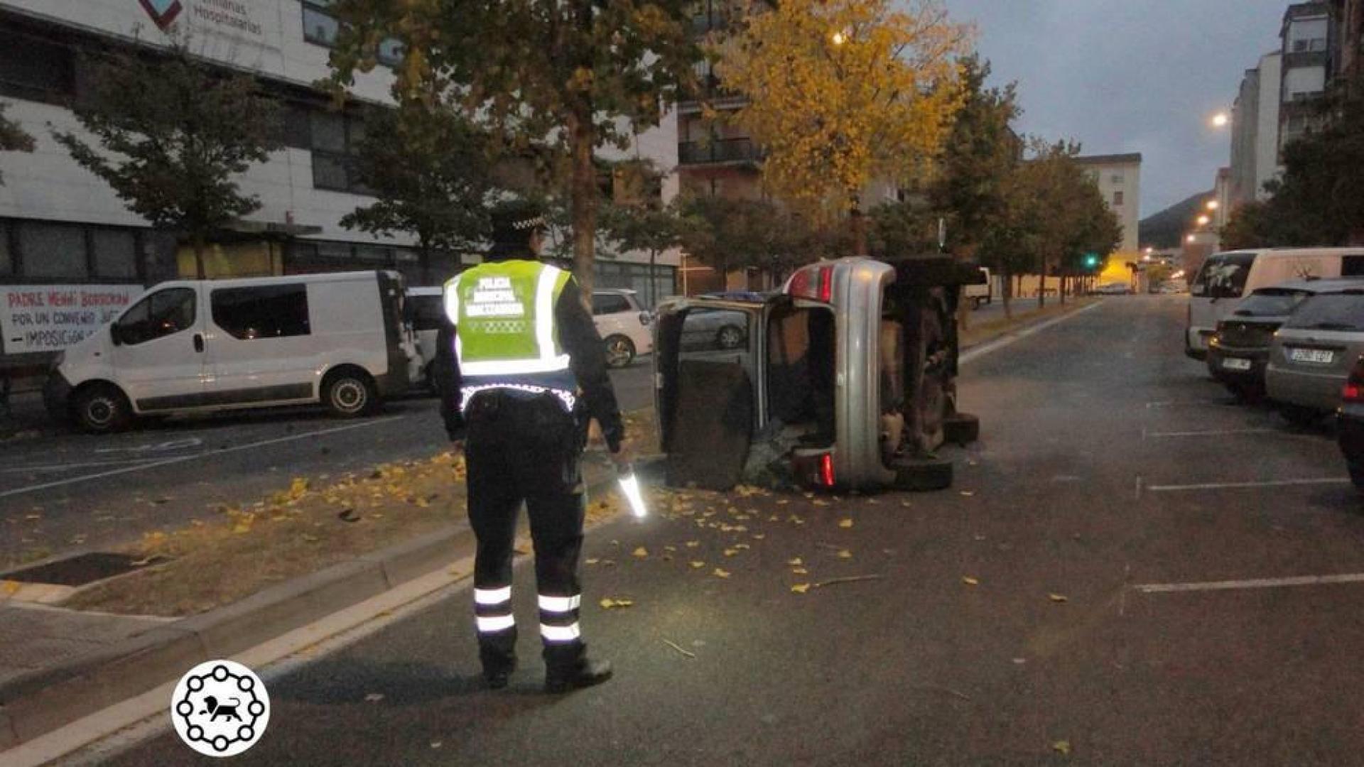 Un conductor ebrio vuelca su coche en la Rochapea