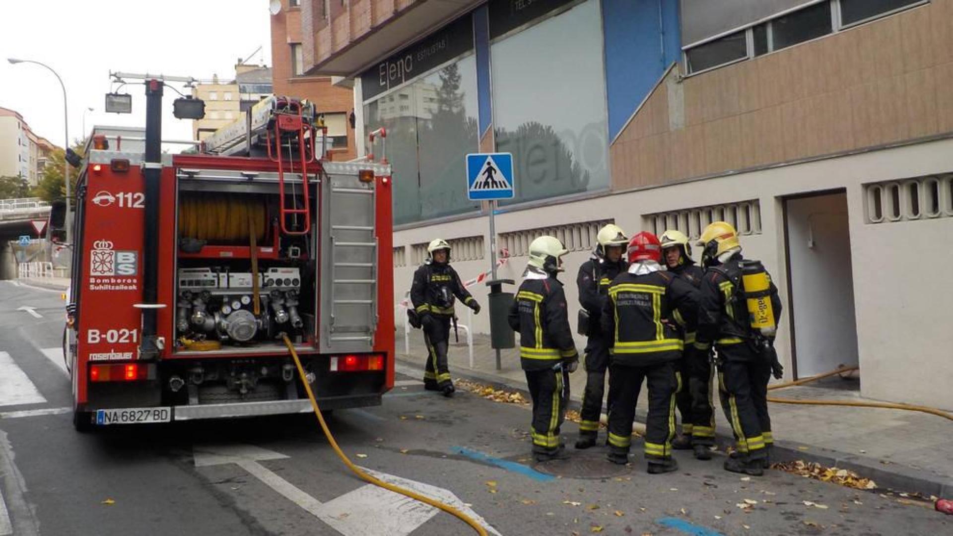 Dos heridos por un incendio en una bajera de Pamplona