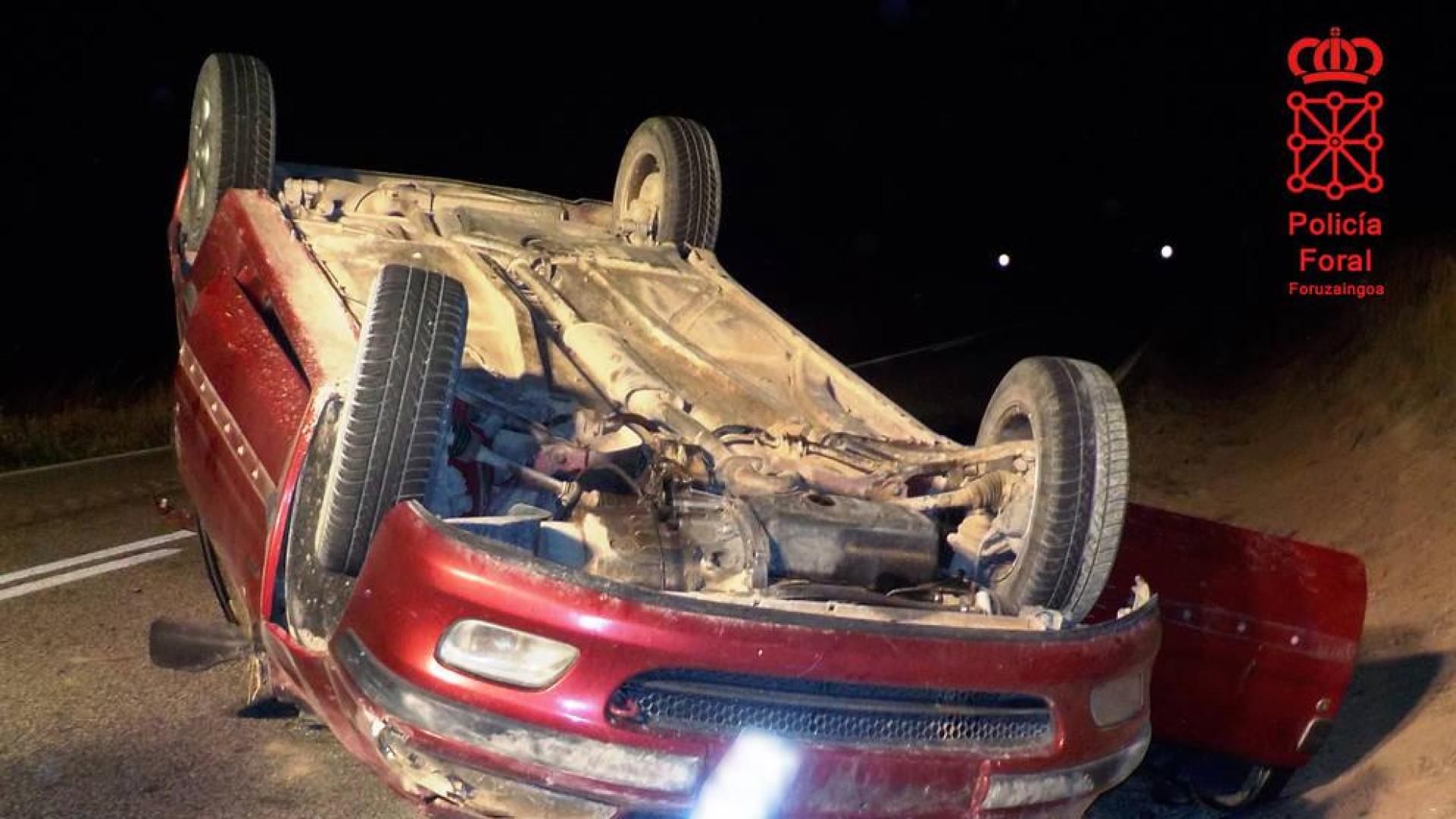 Herido un menor tras salirse de la vía y volcar el coche que conducía