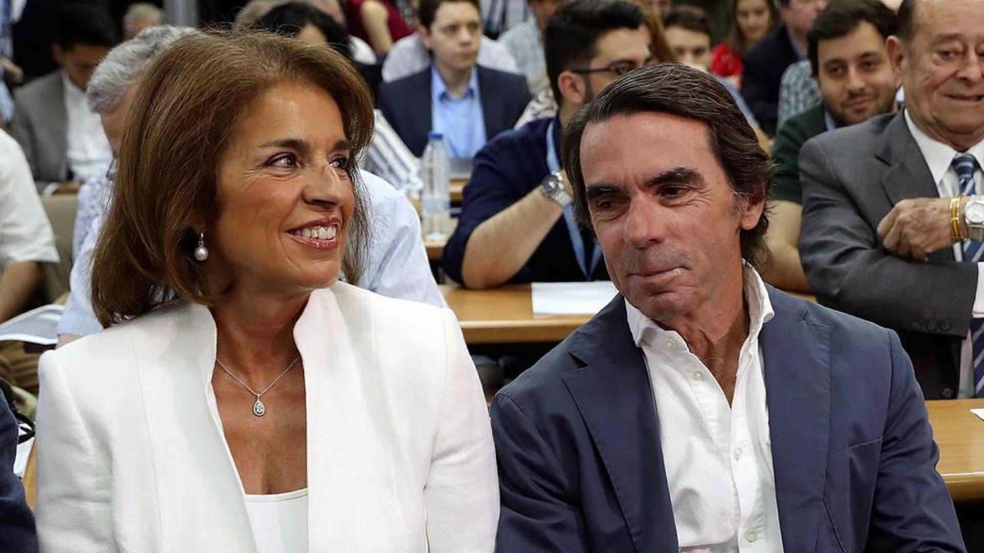 Aznar pide a Santamaría y Casado que sean conscientes de que hay que refundar el PP
