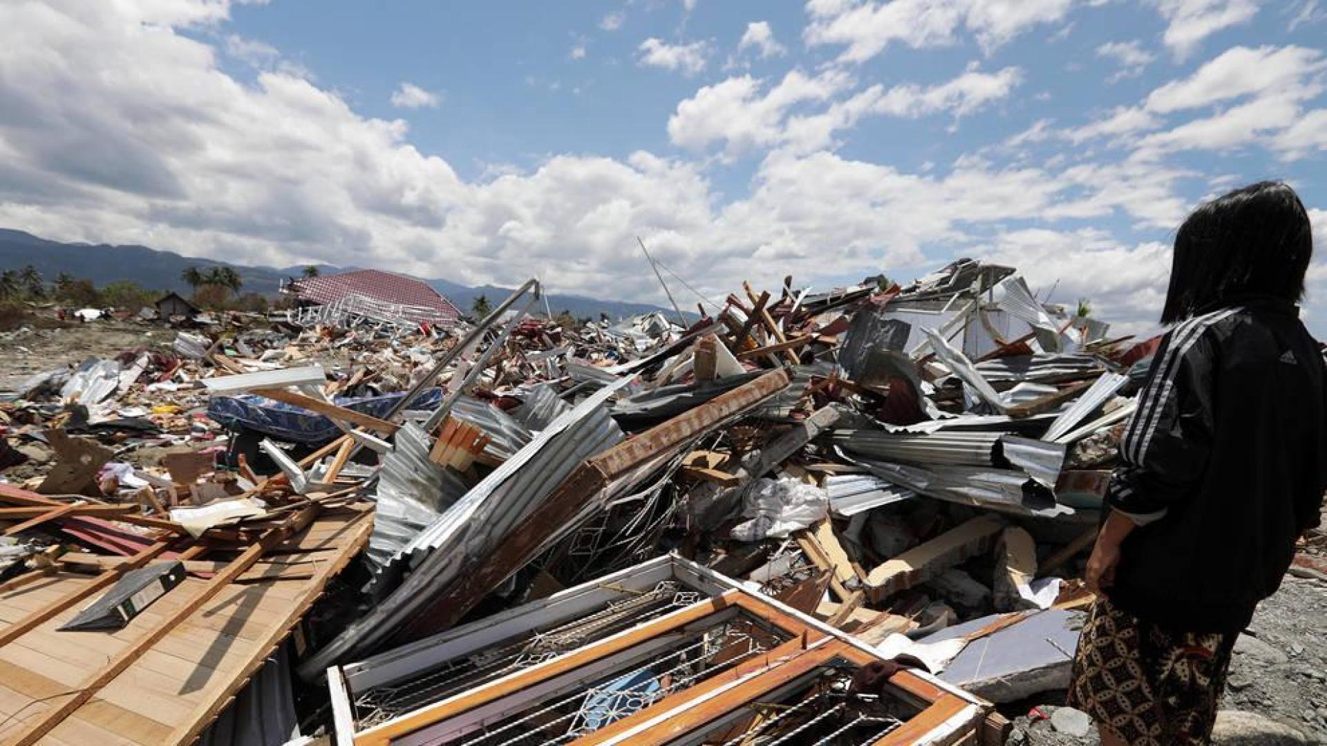 Casi 2.000 muertos y 5.000 desparecidos por el tsunami en Indonesia