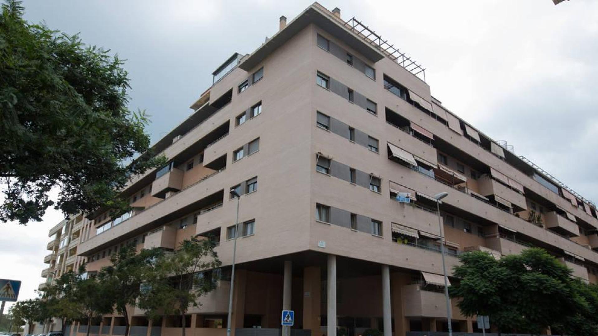 Mueren una niña y un hombre tras caer desde un quinto piso en Málaga