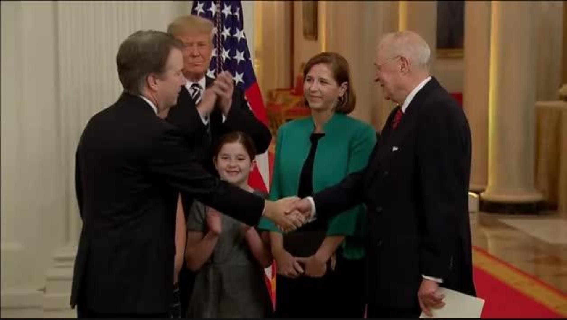 Kavanaugh toma posesión como juez del Supremo