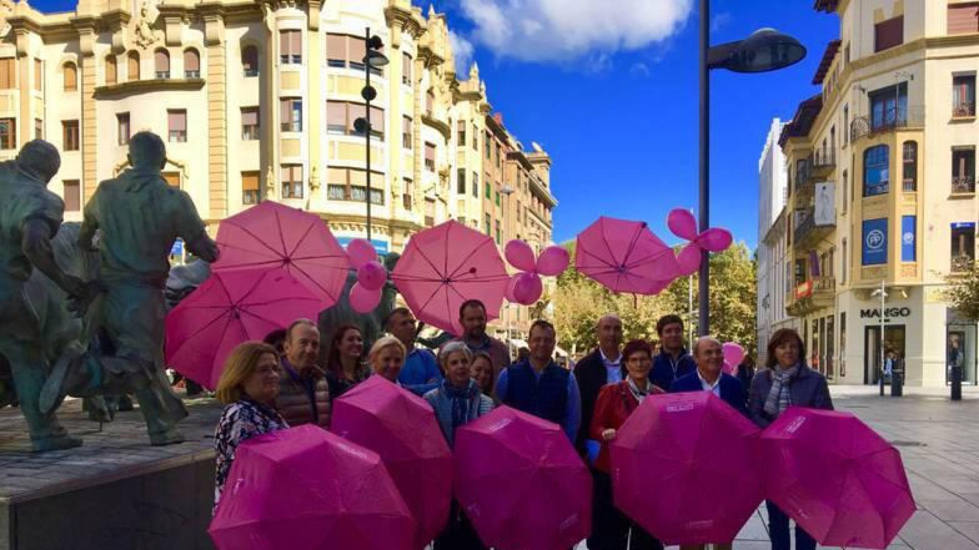 Paraguas y cuadernos rosas contra el cáncer en los comercios del Ensanche