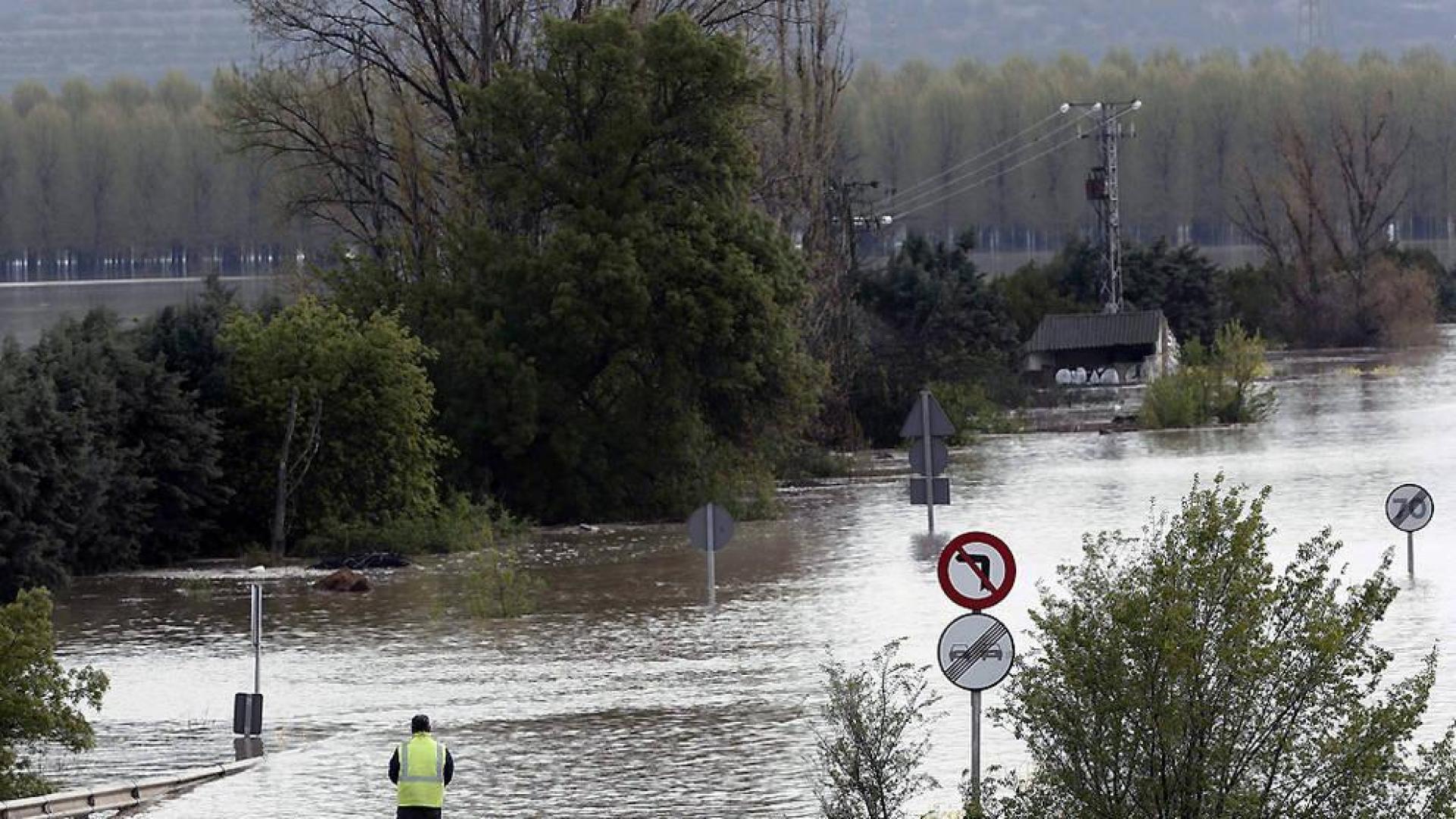 Las copiosas lluvias caídas en toda Navarra en los últimos días pusieron ayer en el punto de mira a los ríos navarros, que estuvieron en estado de alerta durante todo el día. Tras el desborde de los ríos Arga, Arakil, Ega y Aragón este jueves, para hoy el foco se centra en el Ebro, que a las cinco y veinte de la madrugada ha superado los 2.500 m³/s de caudal. A las ocho y media de la mañana, este río registra ya una altura de 7,73 metros y una traída de aguas de 2.644 m³/s.