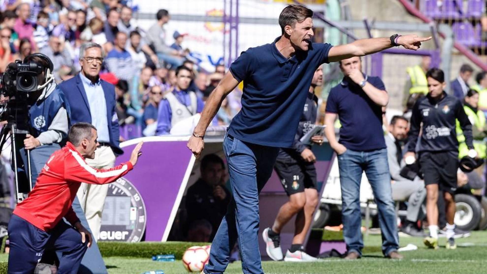Leo Franco da instrucciones en el partido Valladolid-Huesca