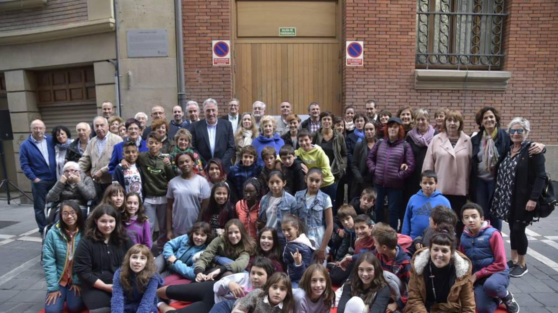 Pamplona homenajea a la escritora Carmen Baroja con una placa en la calle Nueva
