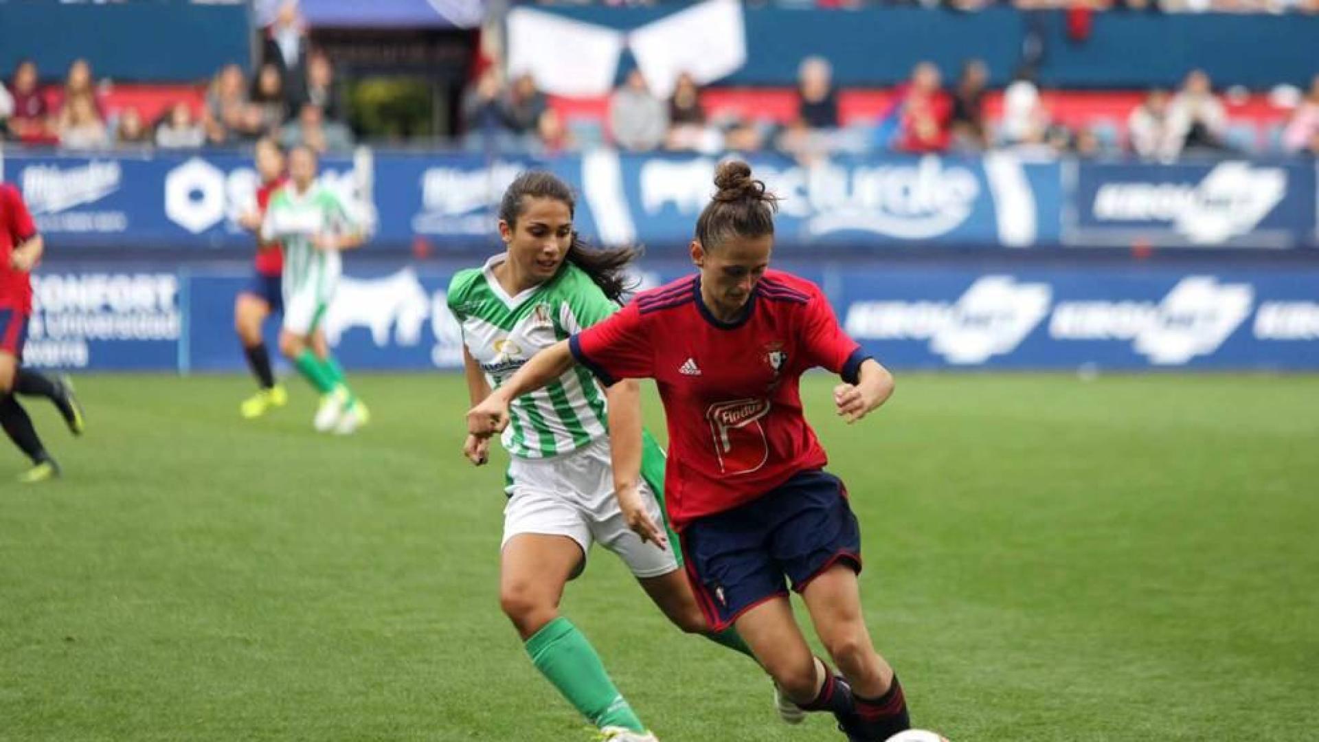 Imágenes del primer partido de fútbol femenino en El Sadar