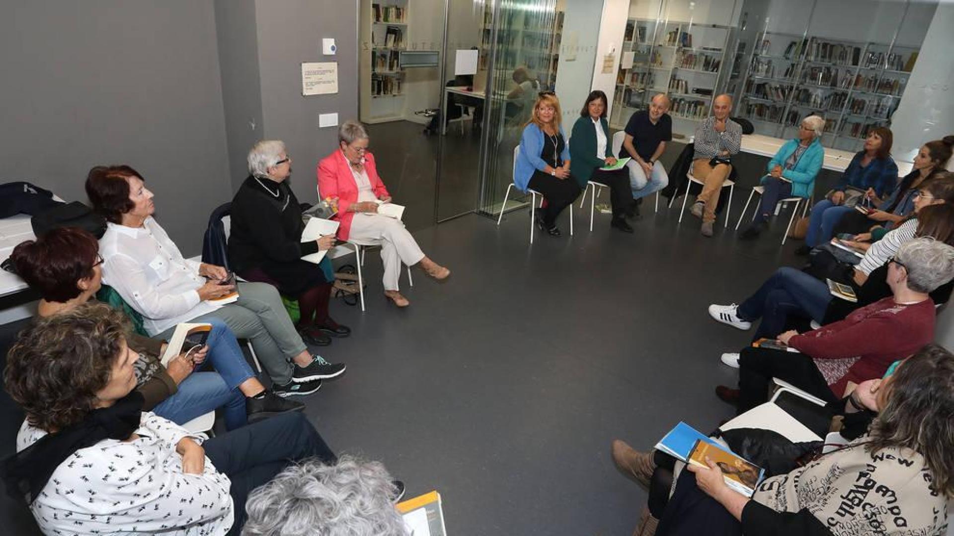 Un club de lectura en la biblioteca de San Francisco para la ciudadanía global