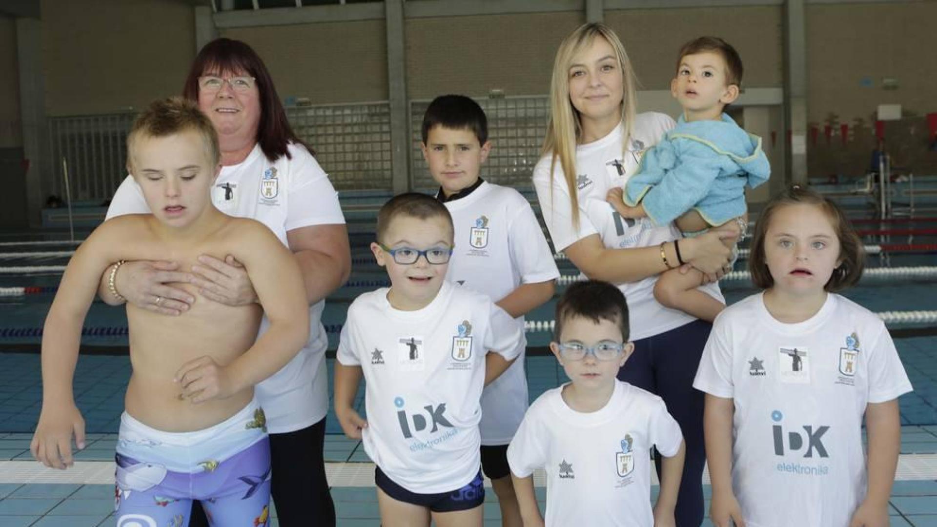 Noáin ofrece manos amigas en la piscina