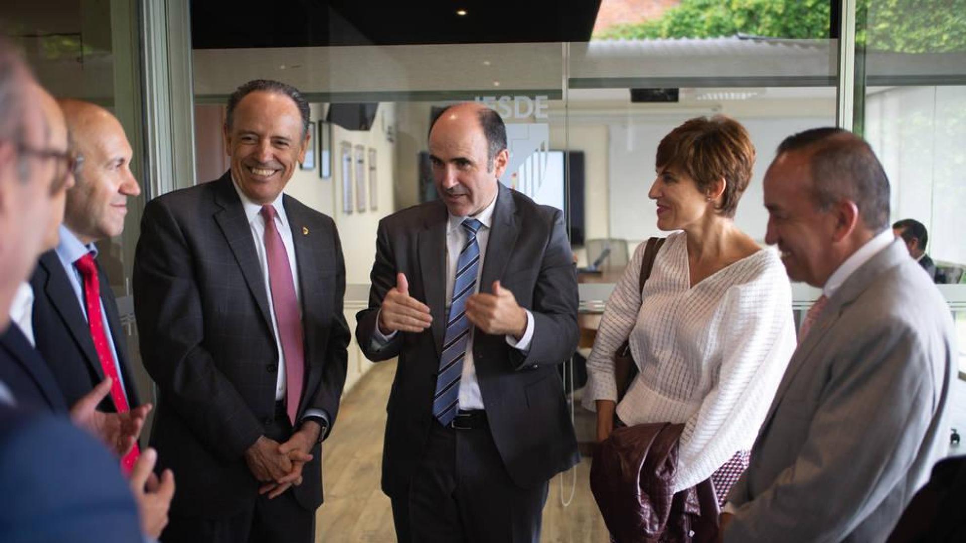 Manu Ayerdi visita la sede de la empresa navarra Truck & Wheel en Puebla, México