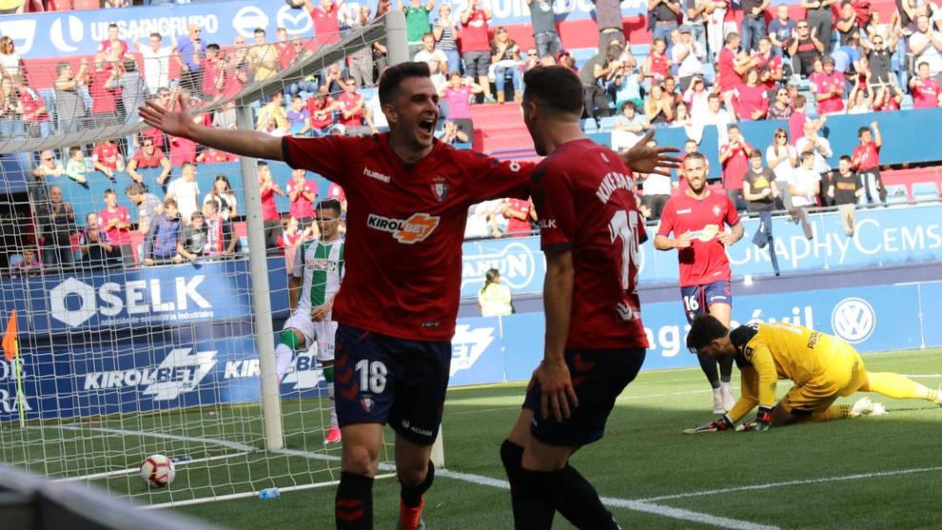 Juan Villar celebra el primer gol de Osasuna contra el Córdoba.
