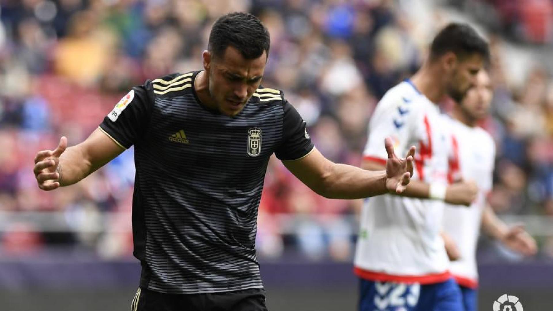 El delantero del Oviedo Joselu se lamenta tras fallar una ocasión.