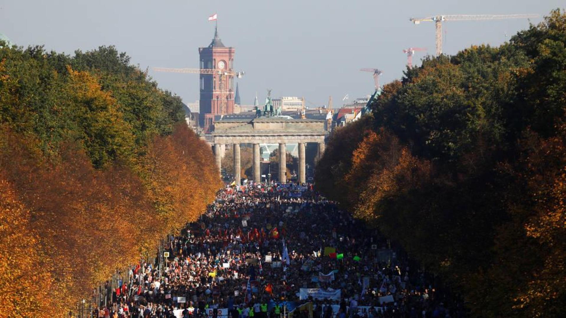Una marea humana protesta en Berlín contra el racismo y la ultraderecha