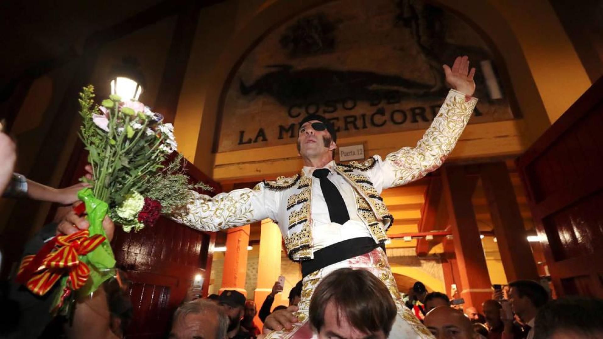 Padilla sale por la puerta grande en su despedida de los ruedos españoles