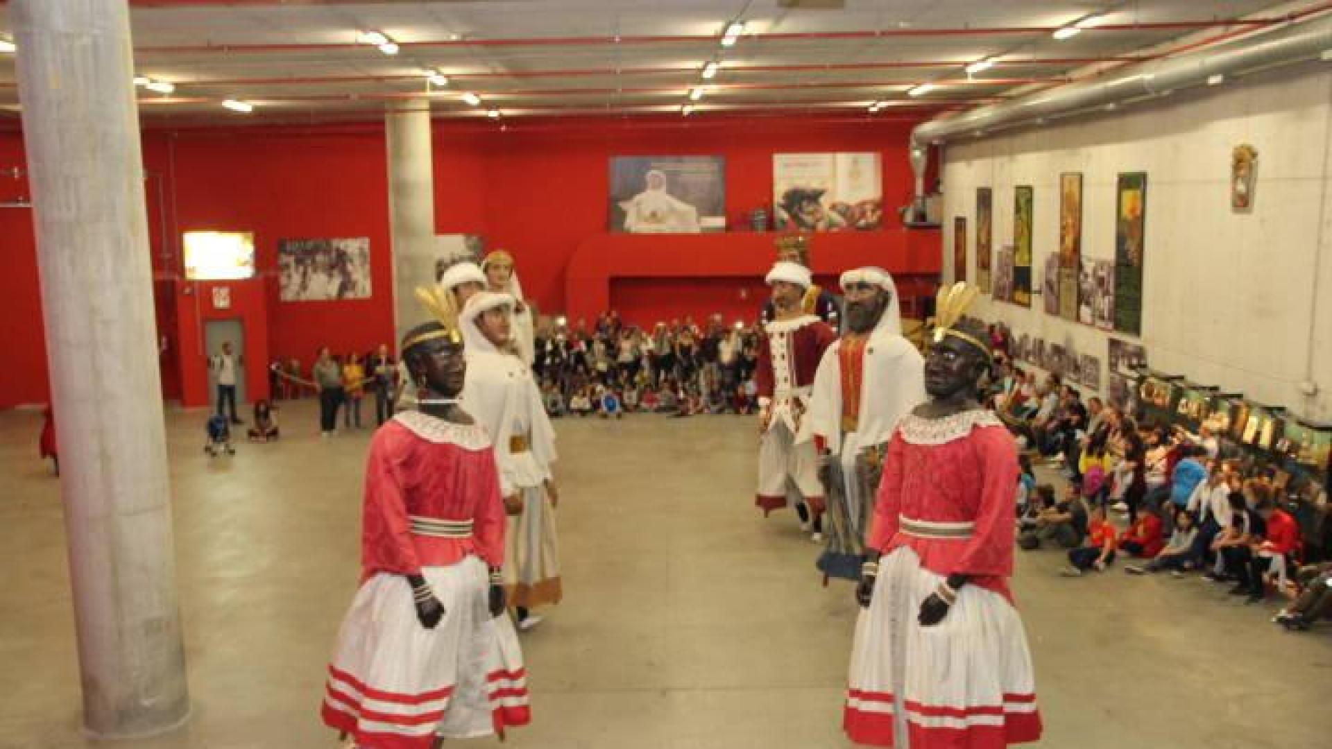 Los gigantes de Pamplona, una familia de acogida más para todos los menores
