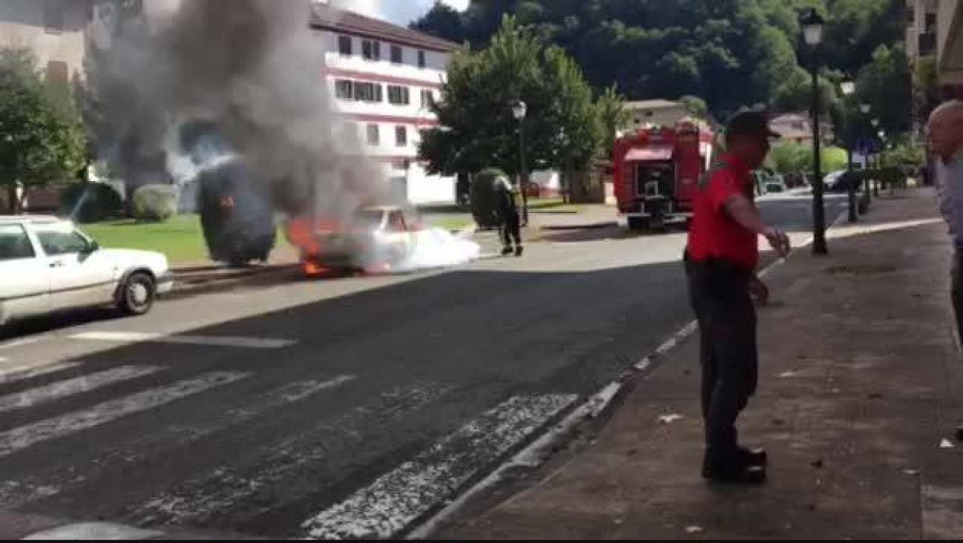Incendio accidental de un coche en Elizondo (II)