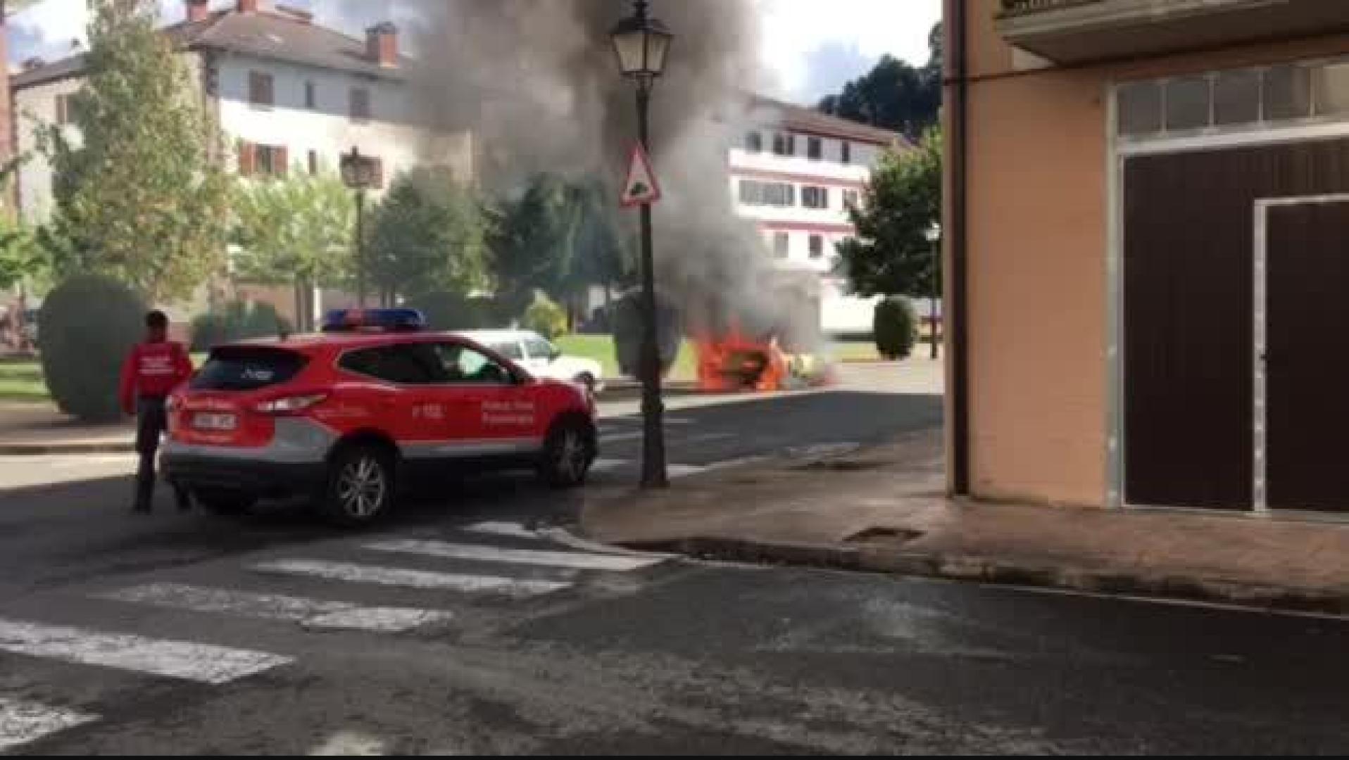 Incendio accidental de un coche en Elizondo