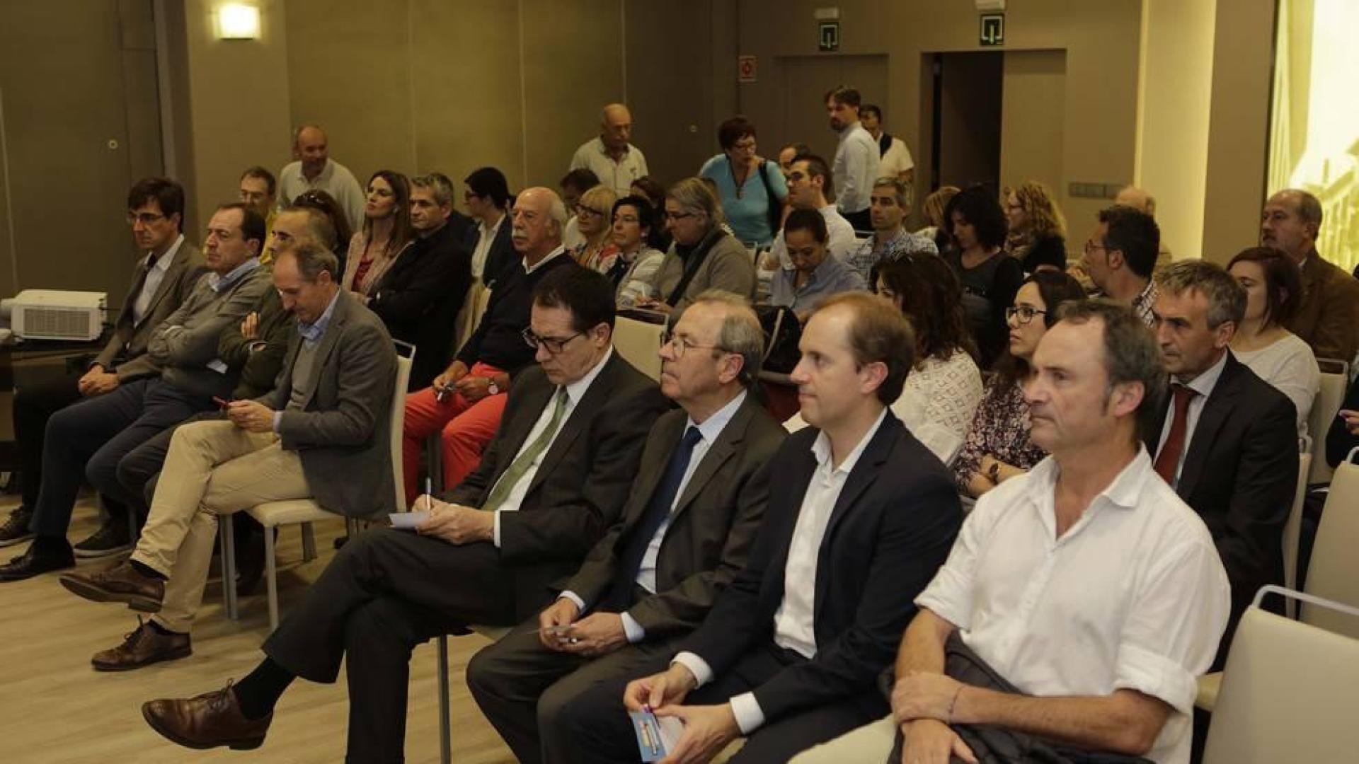 Cerca de un centenar de asistentes acudió a la charla celebrada en el hotel NH Iruña Park.