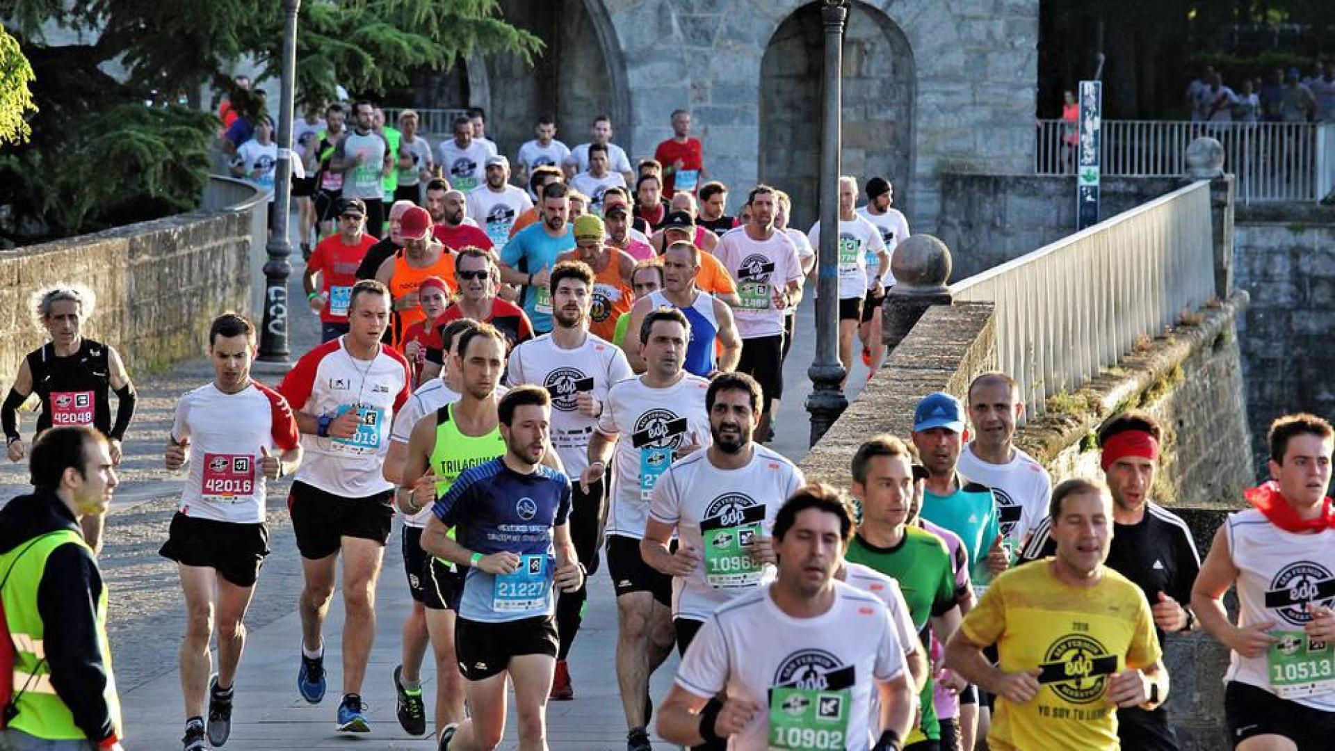 Un grupo de participantes en la edición del pasado año, afrontando un tramo por las murallas tras cruzar el Portal Nuevo.