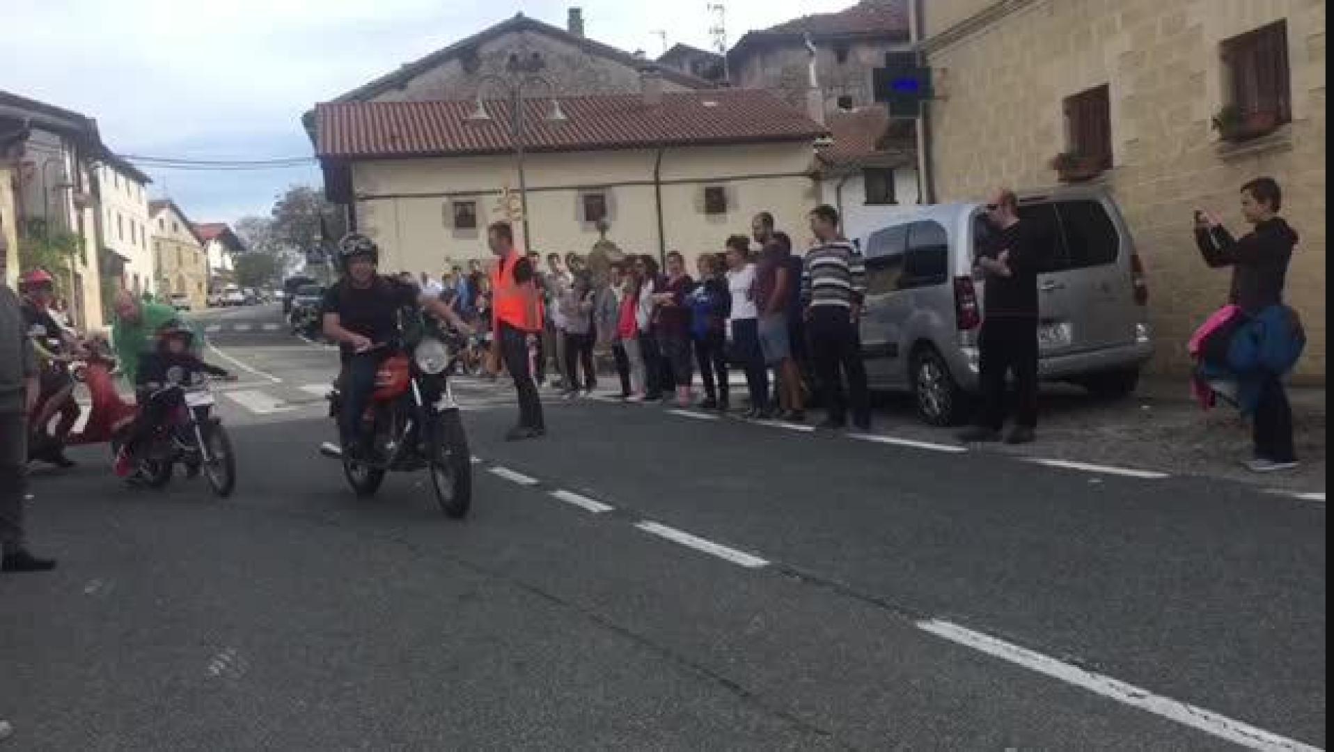 Concentración de vehículos clásicos en Bakaiku